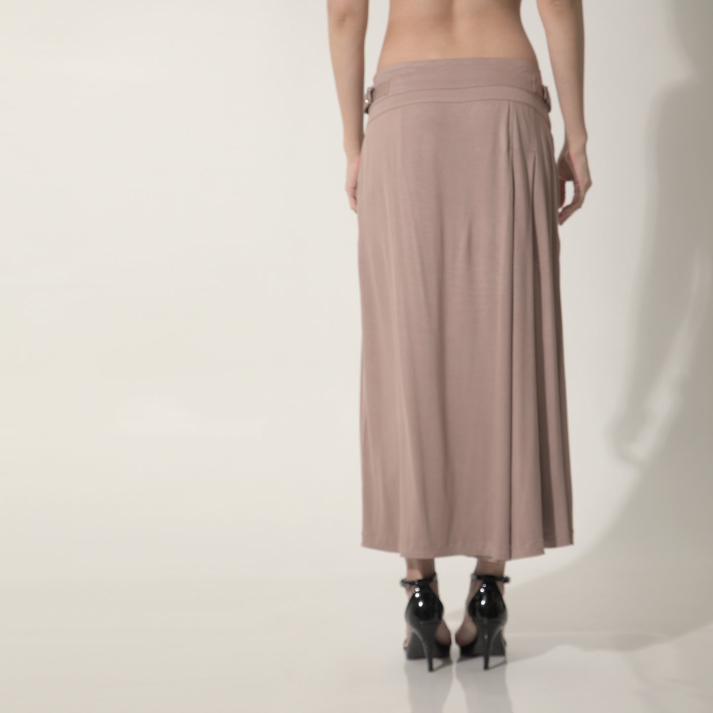 Amira - Saia-calça de malha com pregas e ajuste com fivelas de metal na cor mocha mousse