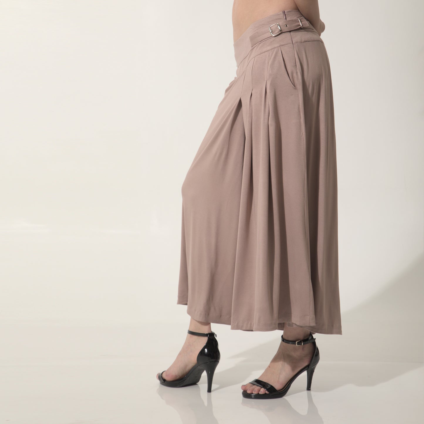 Amira - Saia-calça de malha com pregas e ajuste com fivelas de metal na cor mocha mousse