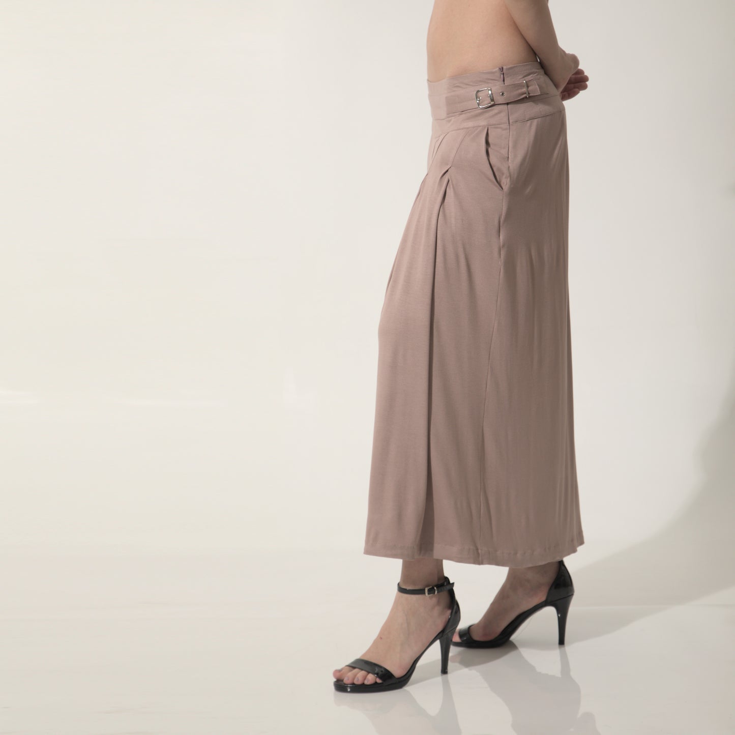 Amira - Saia-calça de malha com pregas e ajuste com fivelas de metal na cor mocha mousse