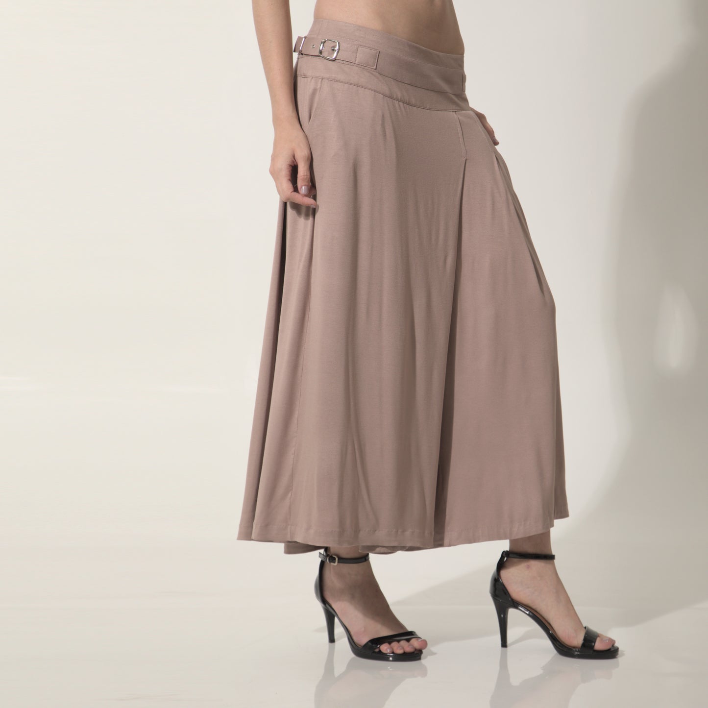 Amira - Saia-calça de malha com pregas e ajuste com fivelas de metal na cor mocha mousse