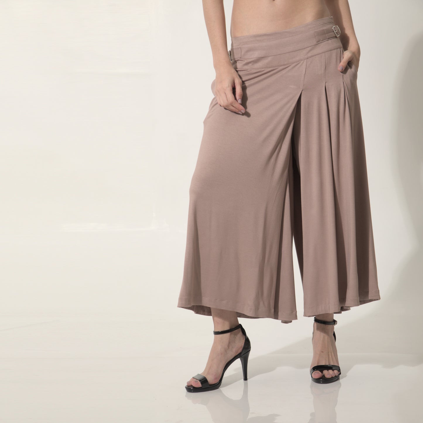 Amira - Saia-calça de malha com pregas e ajuste com fivelas de metal na cor mocha mousse