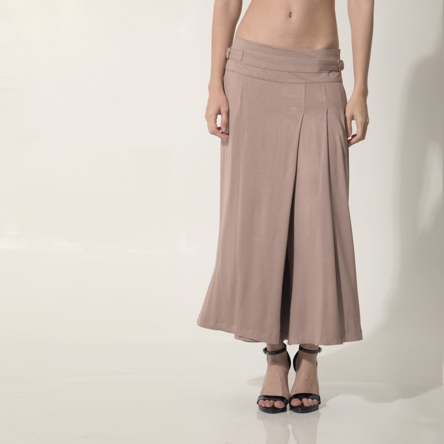 Amira - Saia-calça de malha com pregas e ajuste com fivelas de metal na cor mocha mousse