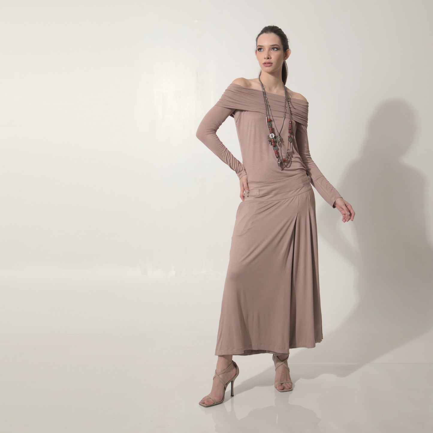 Amira - Saia-calça de malha com pregas e ajuste com fivelas de metal na cor mocha mousse