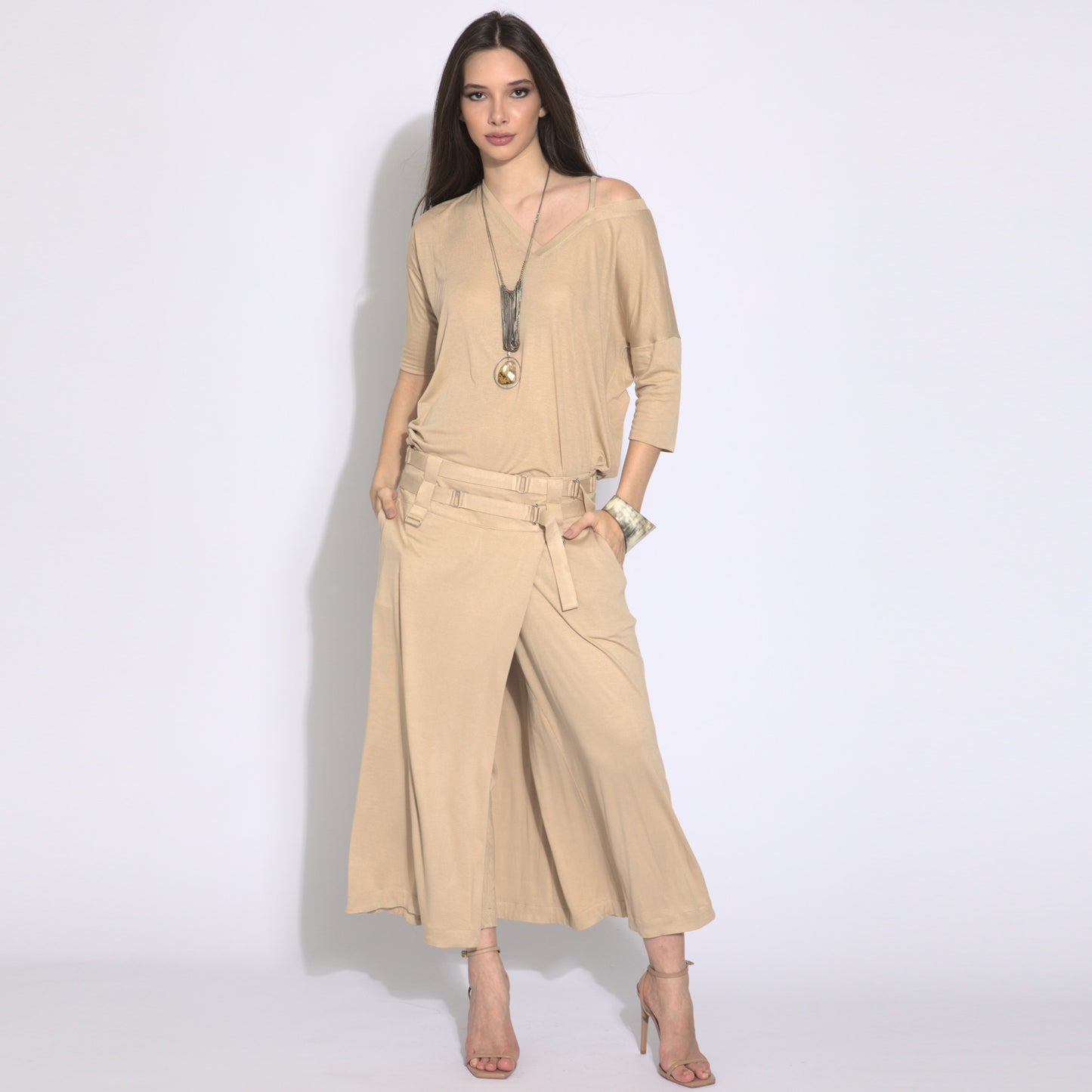 Jackie - Blusa em malha assimétrica com alcinha cor areia