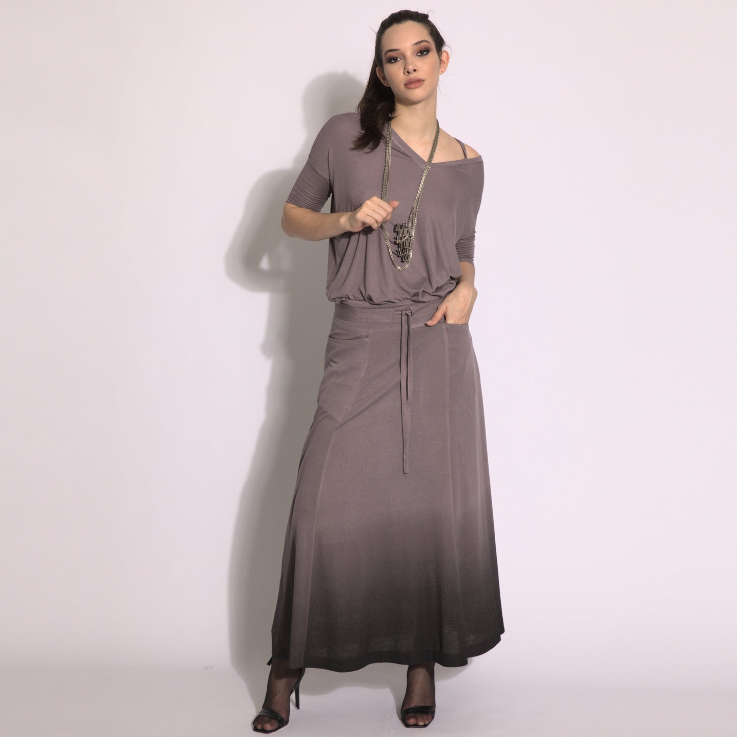 Jackie - Blusa em malha assimétrica com alcinha cor funghi