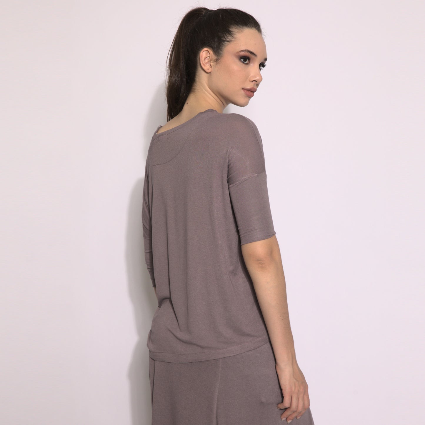 Jackie - Blusa em malha assimétrica com alcinha cor funghi