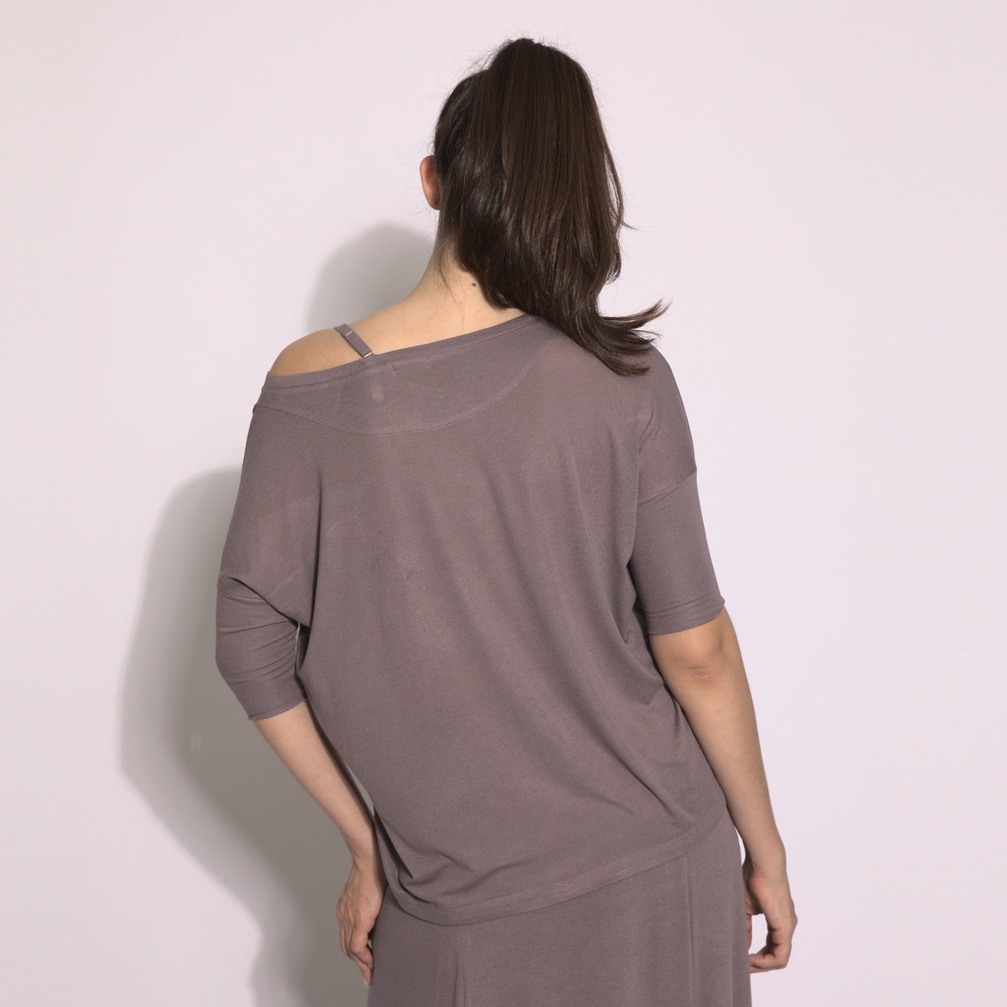Jackie - Blusa em malha assimétrica com alcinha cor funghi