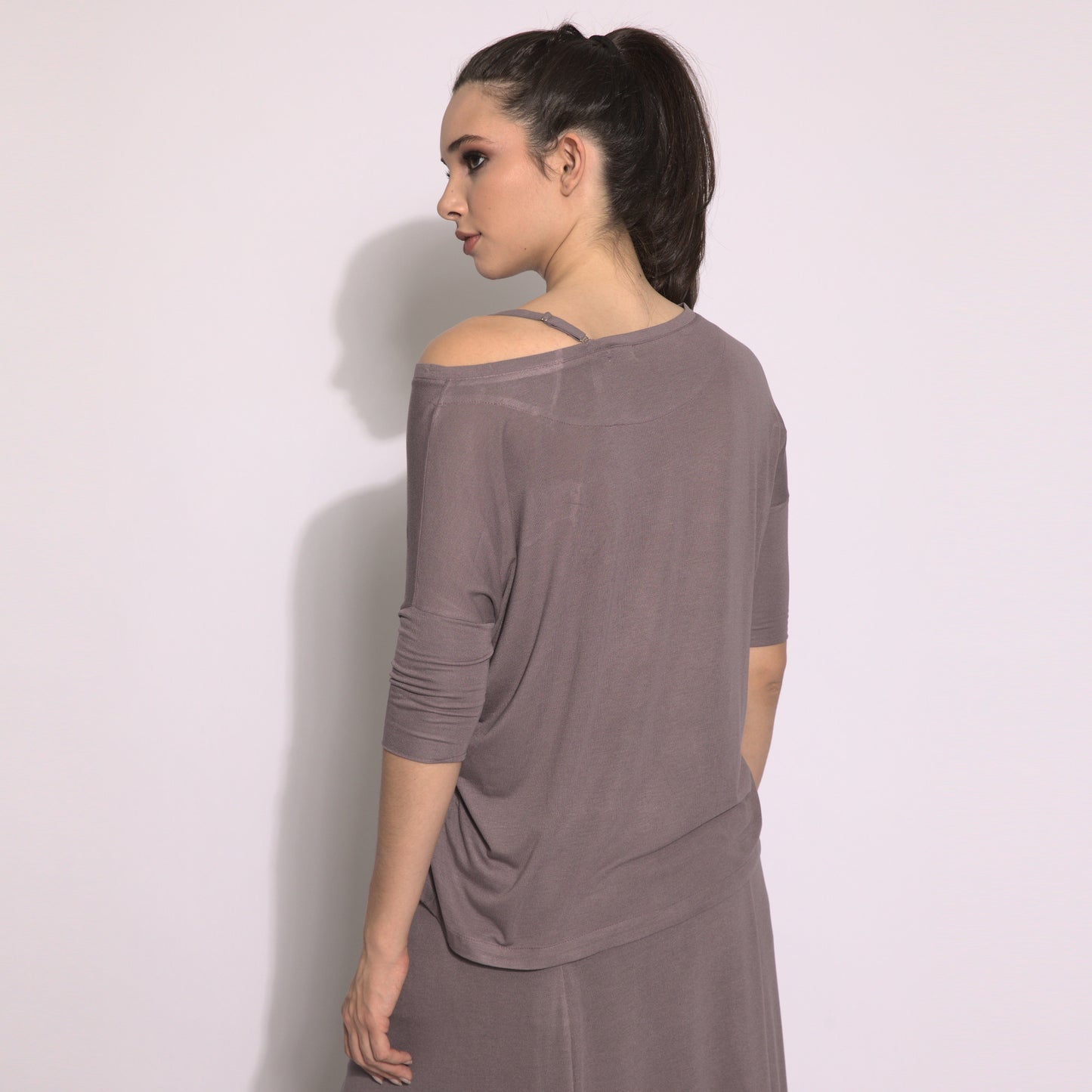 Jackie - Blusa em malha assimétrica com alcinha cor funghi