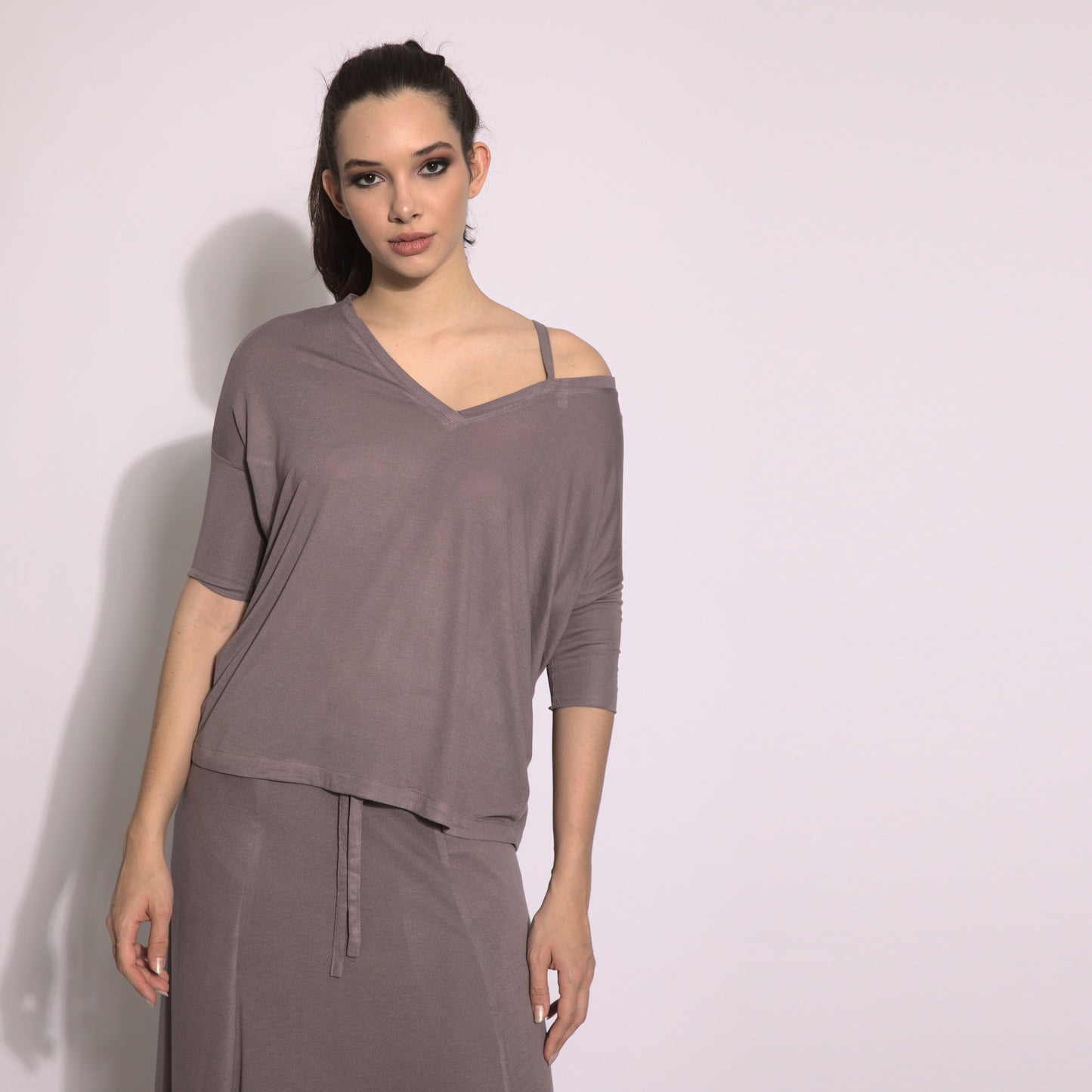 Jackie - Blusa em malha assimétrica com alcinha cor funghi
