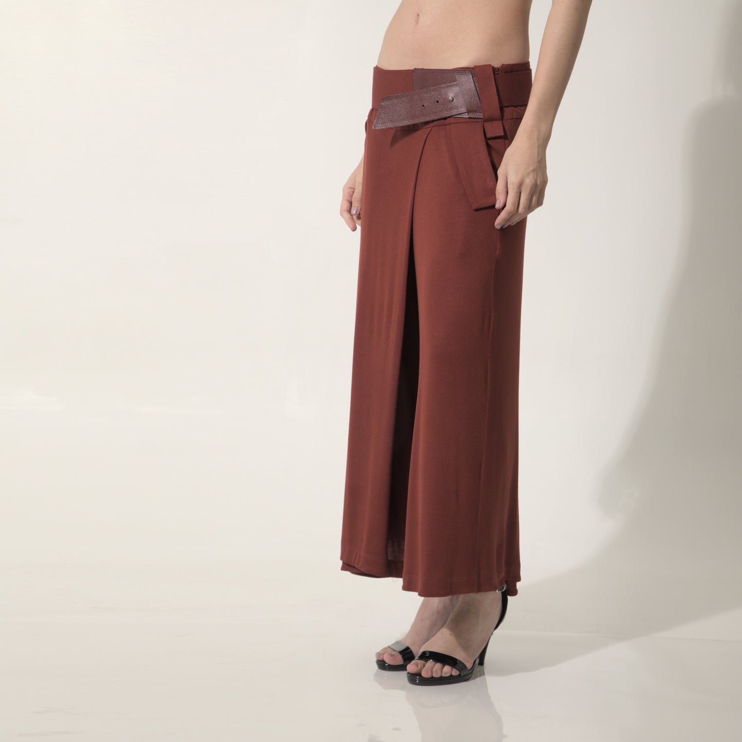 Cleo - Saia-calça de malha com cinto na cor cabernet