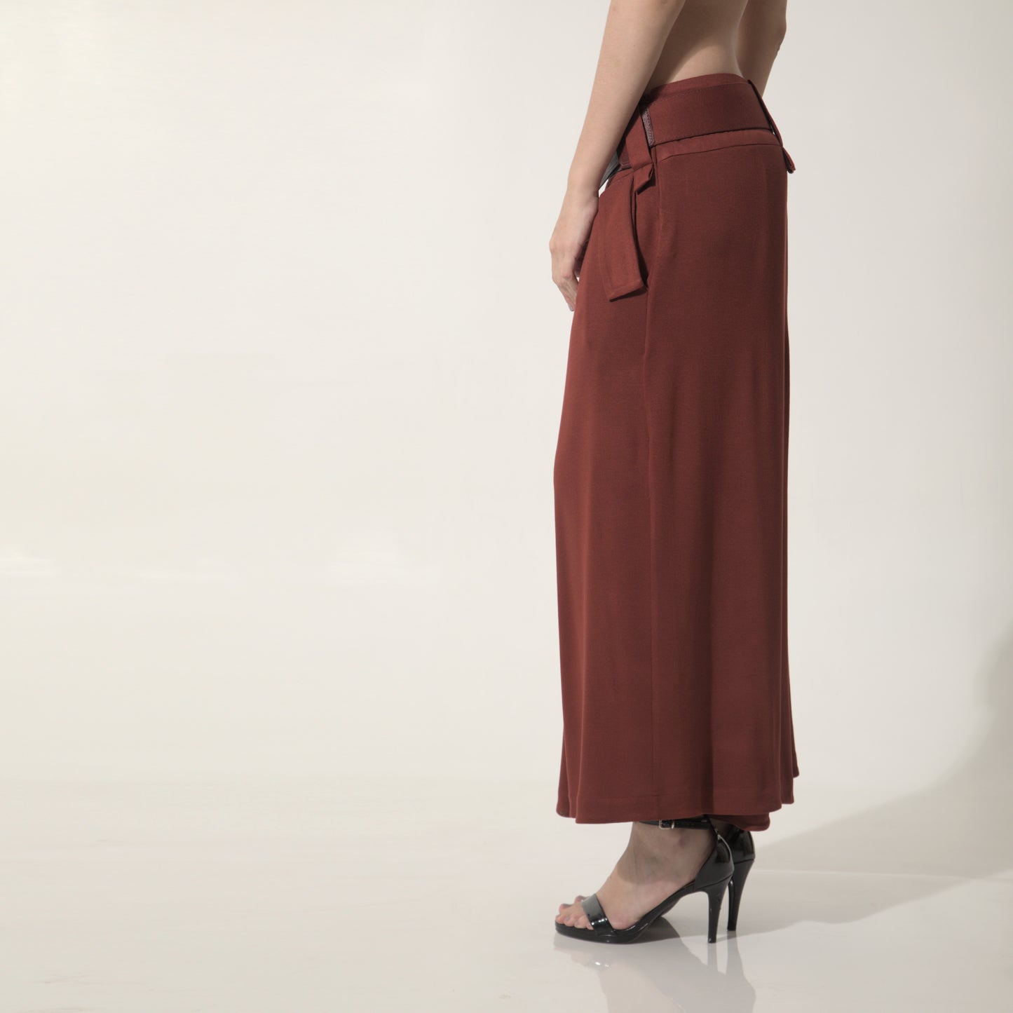 Cleo - Saia-calça de malha com cinto na cor cabernet