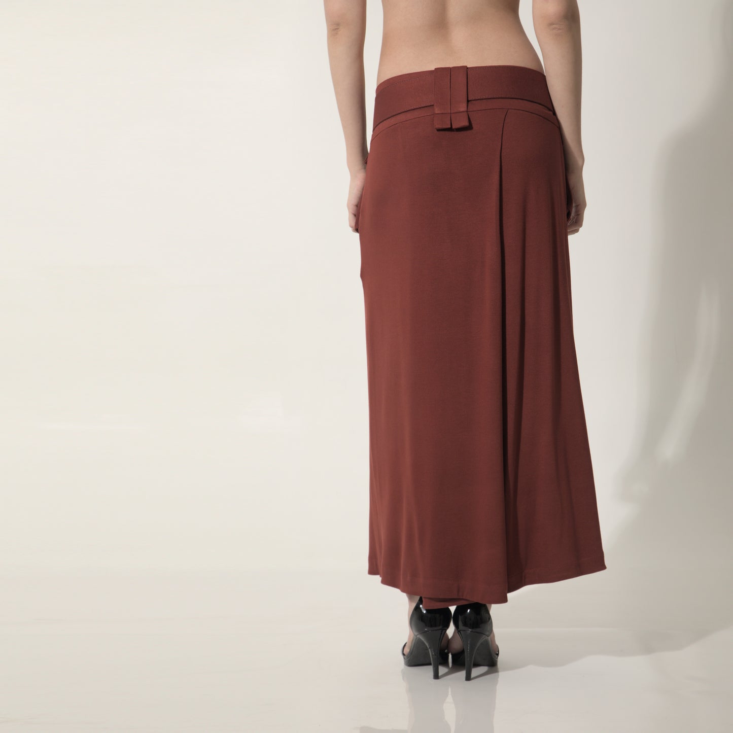 Cleo - Saia-calça de malha com cinto na cor cabernet