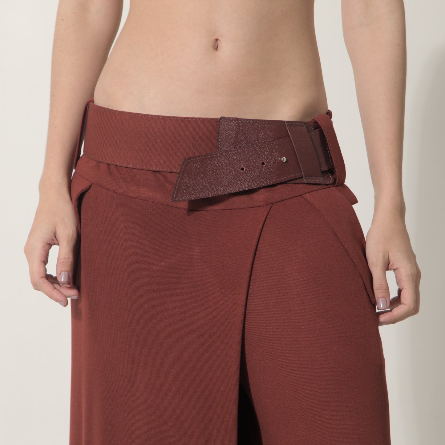 Cleo - Saia-calça de malha com cinto na cor cabernet