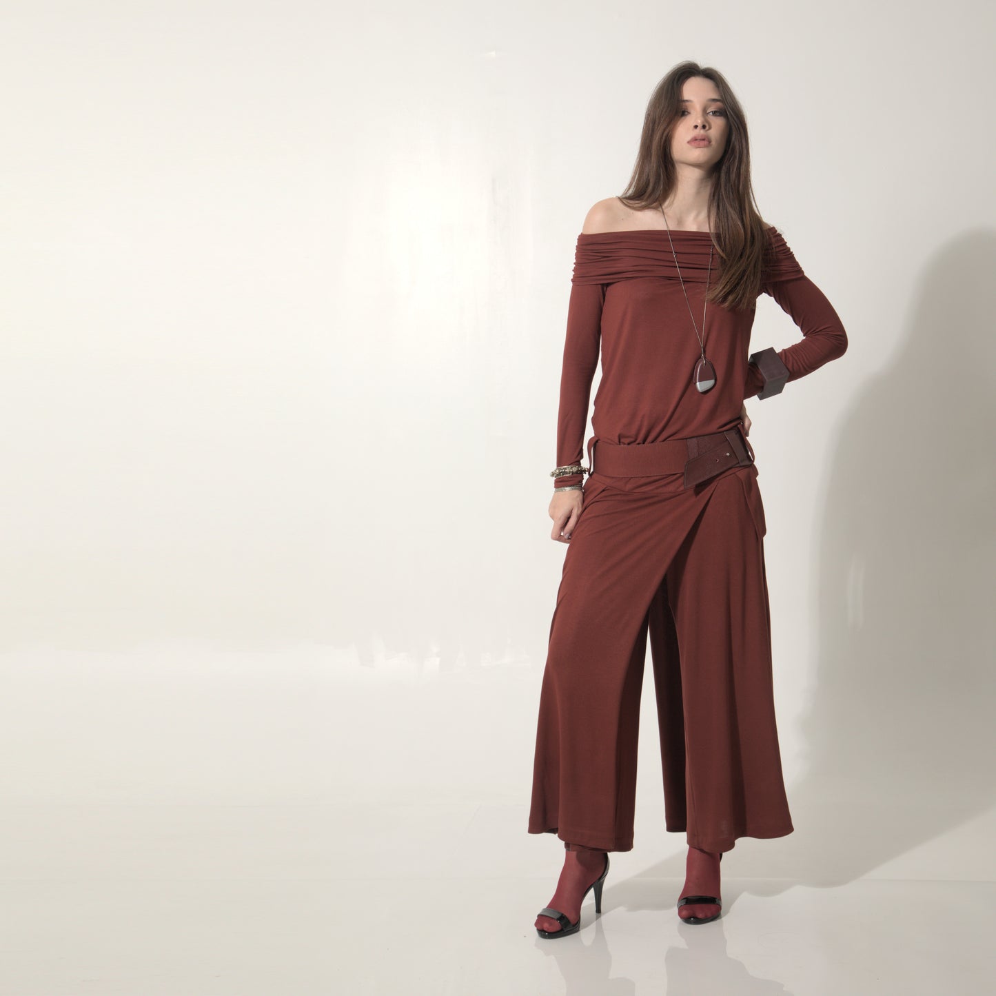Cleo - Saia-calça de malha com cinto na cor cabernet