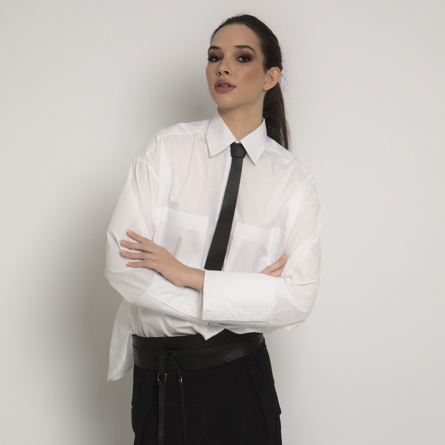 Gravata feminina preta couro legitimo