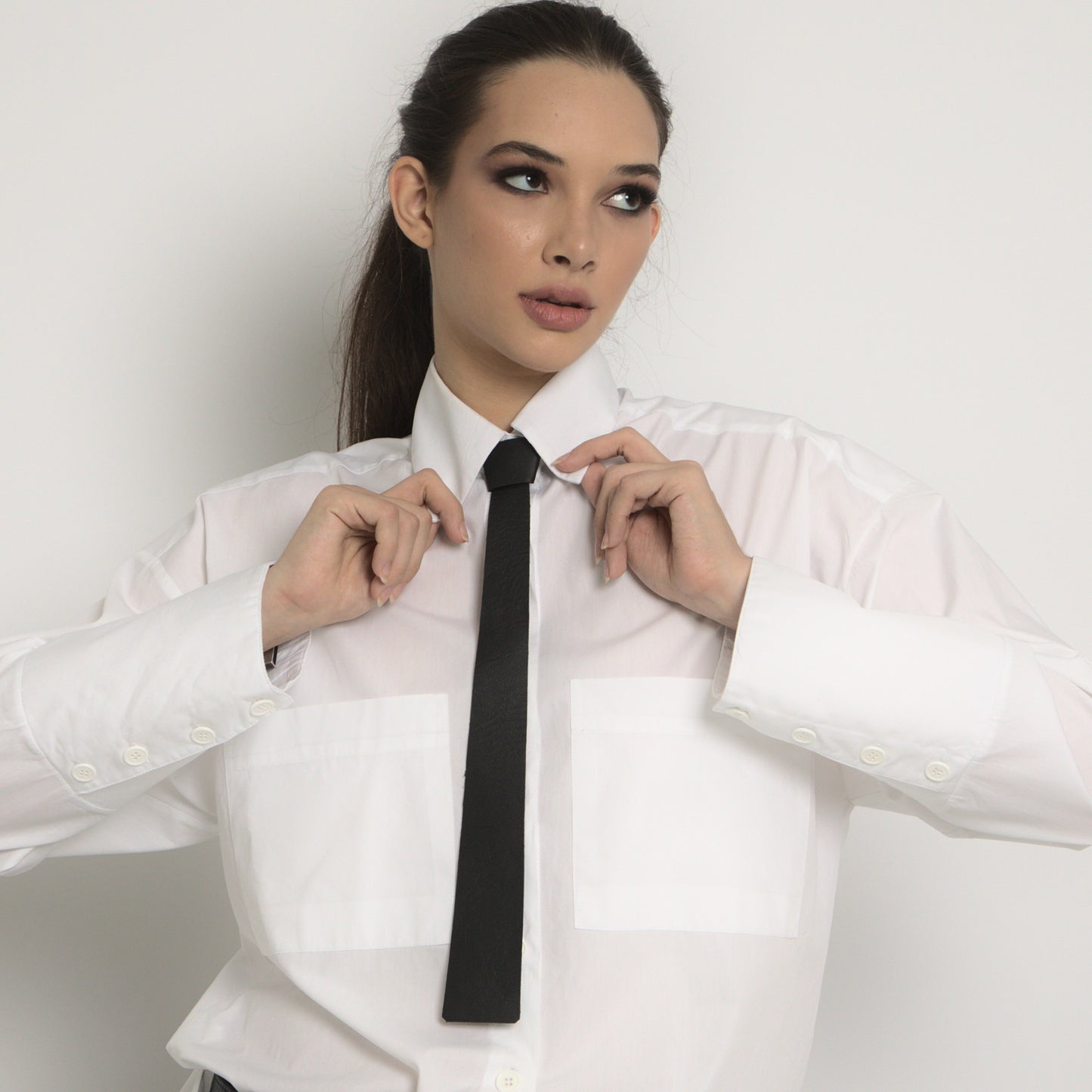 Gravata preta feminina minismalista