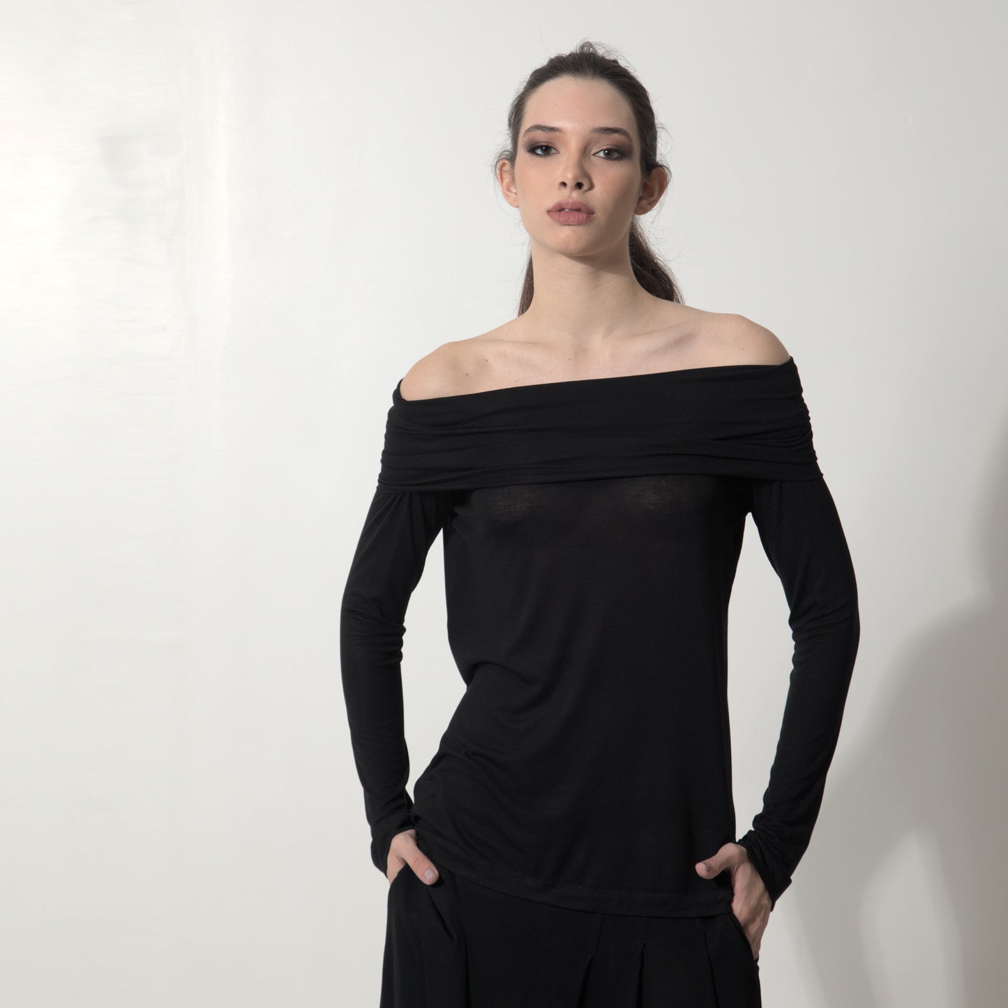 Isadora - Blusa decote ombro a ombro e manga comprida na cor preta