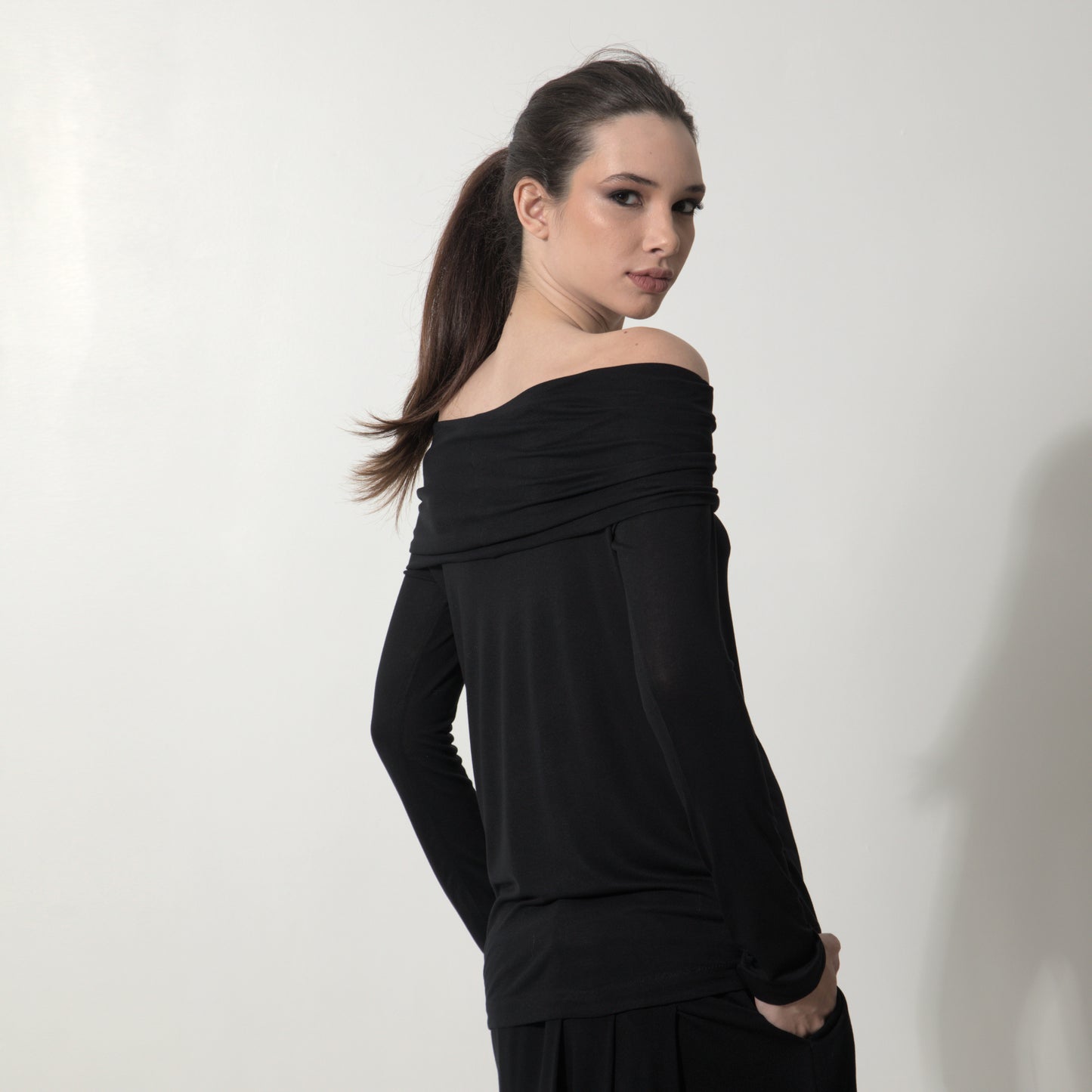 Isadora - Blusa decote ombro a ombro e manga comprida na cor preta