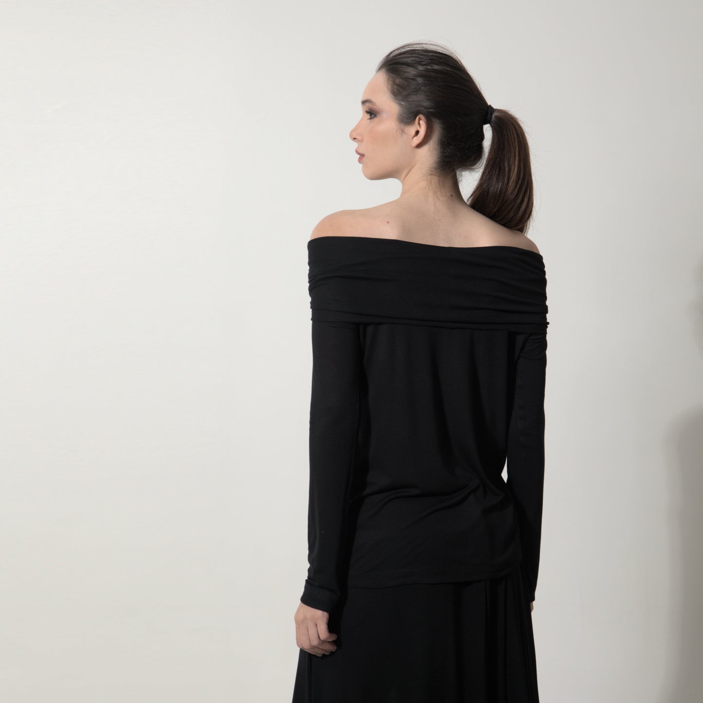 Isadora - Blusa decote ombro a ombro e manga comprida na cor preta