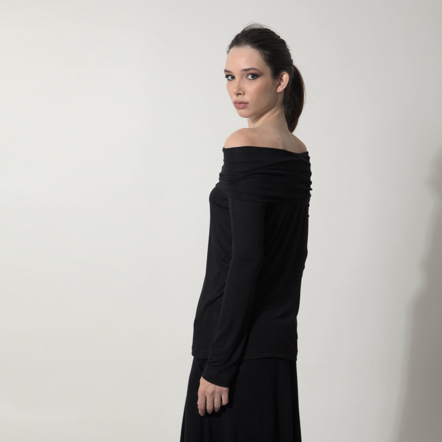 Isadora - Blusa decote ombro a ombro e manga comprida na cor preta