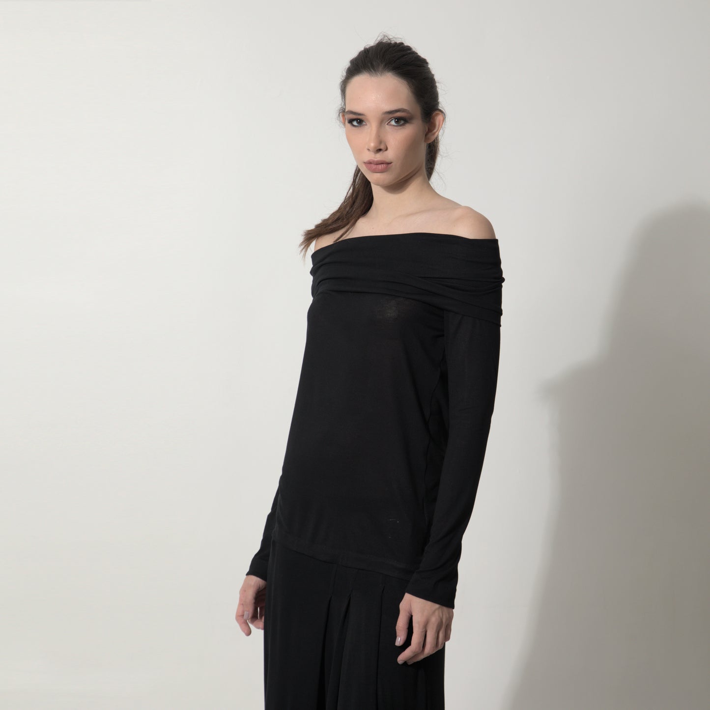 Isadora - Blusa decote ombro a ombro e manga comprida na cor preta