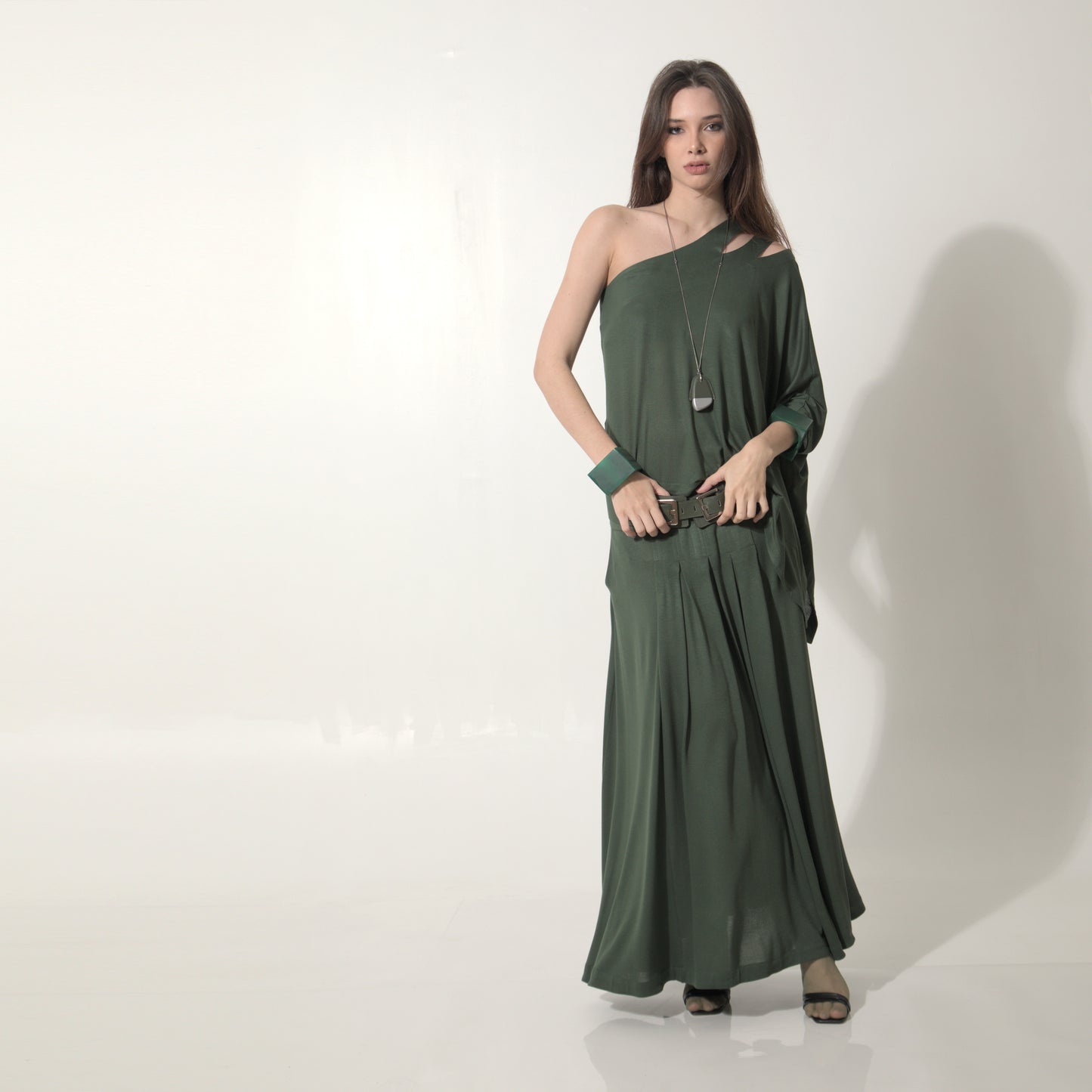 Lyla - Saia maxi de malha com pregas e cinto de couro na cor verde alcaparra