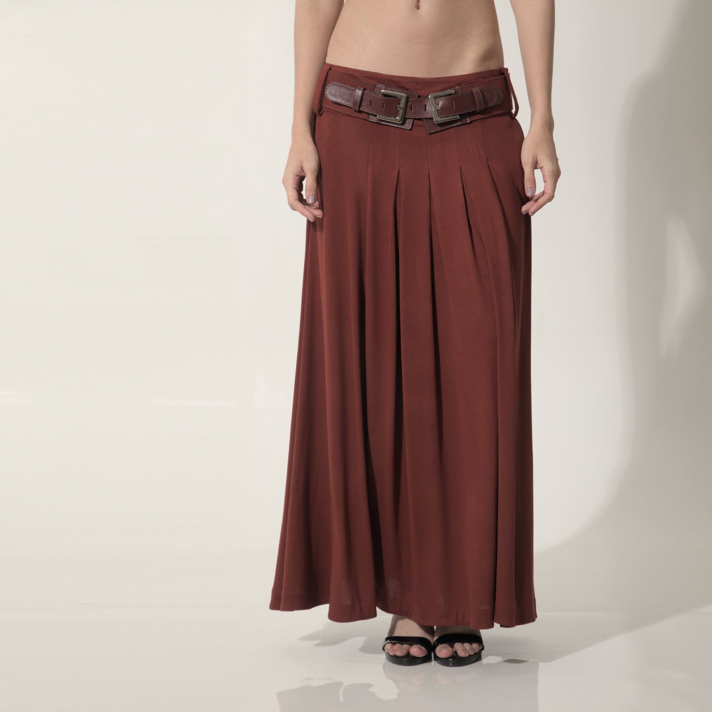 Lyla - Saia maxi de malha com pregas e cinto de couro na cor cabernet