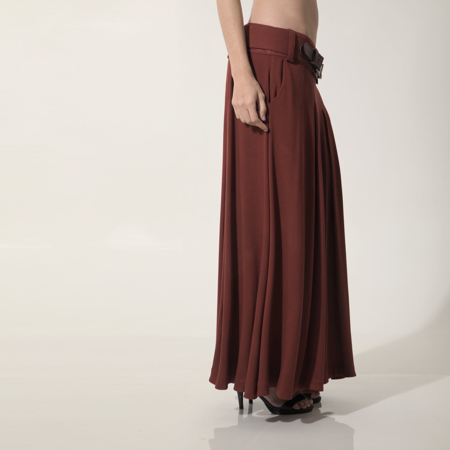 Lyla - Saia maxi de malha com pregas e cinto de couro na cor cabernet