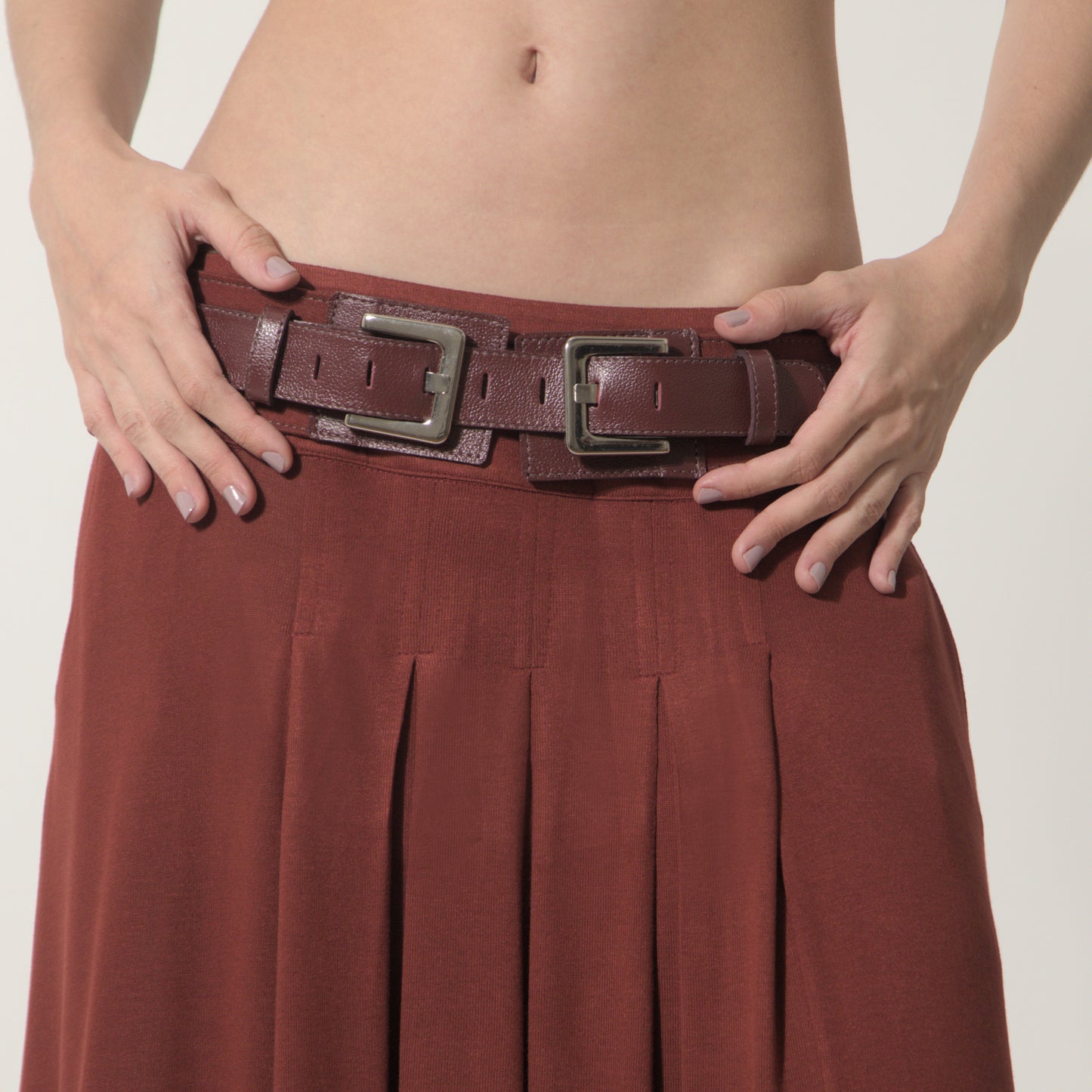 Lyla - Saia maxi de malha com pregas e cinto de couro na cor cabernet