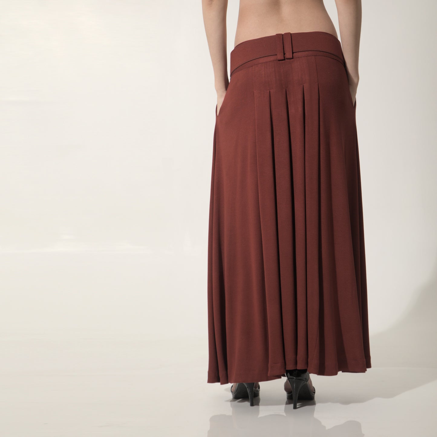 Lyla - Saia maxi de malha com pregas e cinto de couro na cor cabernet