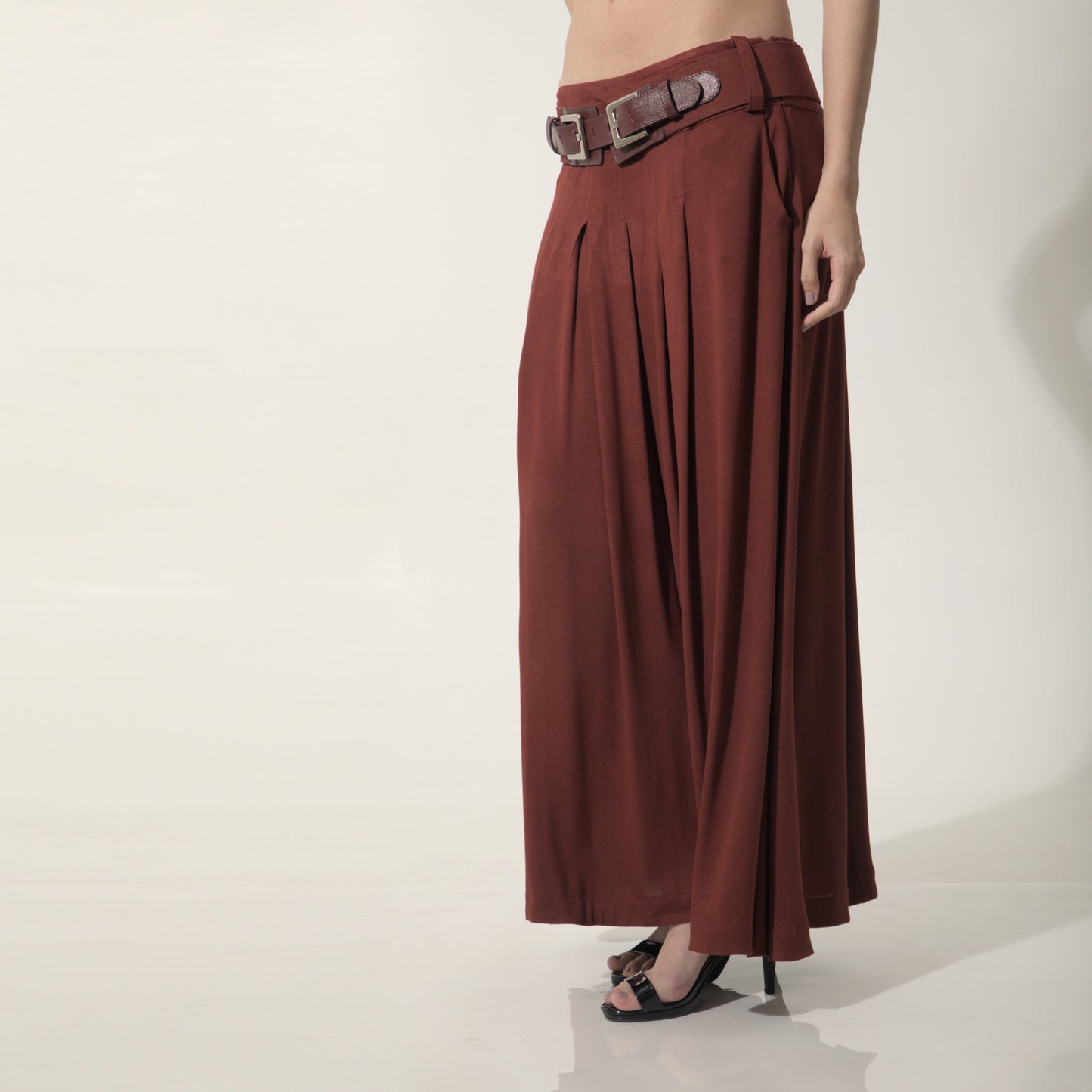 Lyla - Saia maxi de malha com pregas e cinto de couro na cor cabernet