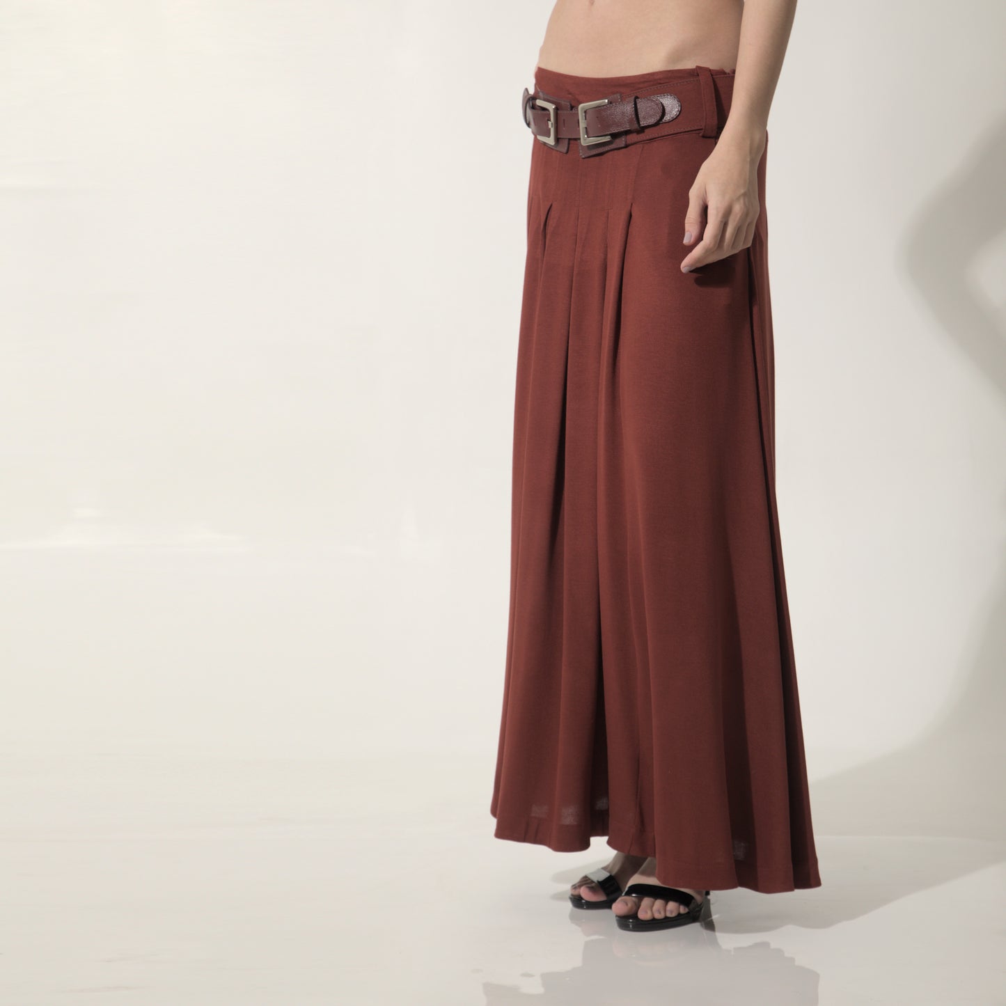 Lyla - Saia maxi de malha com pregas e cinto de couro na cor cabernet