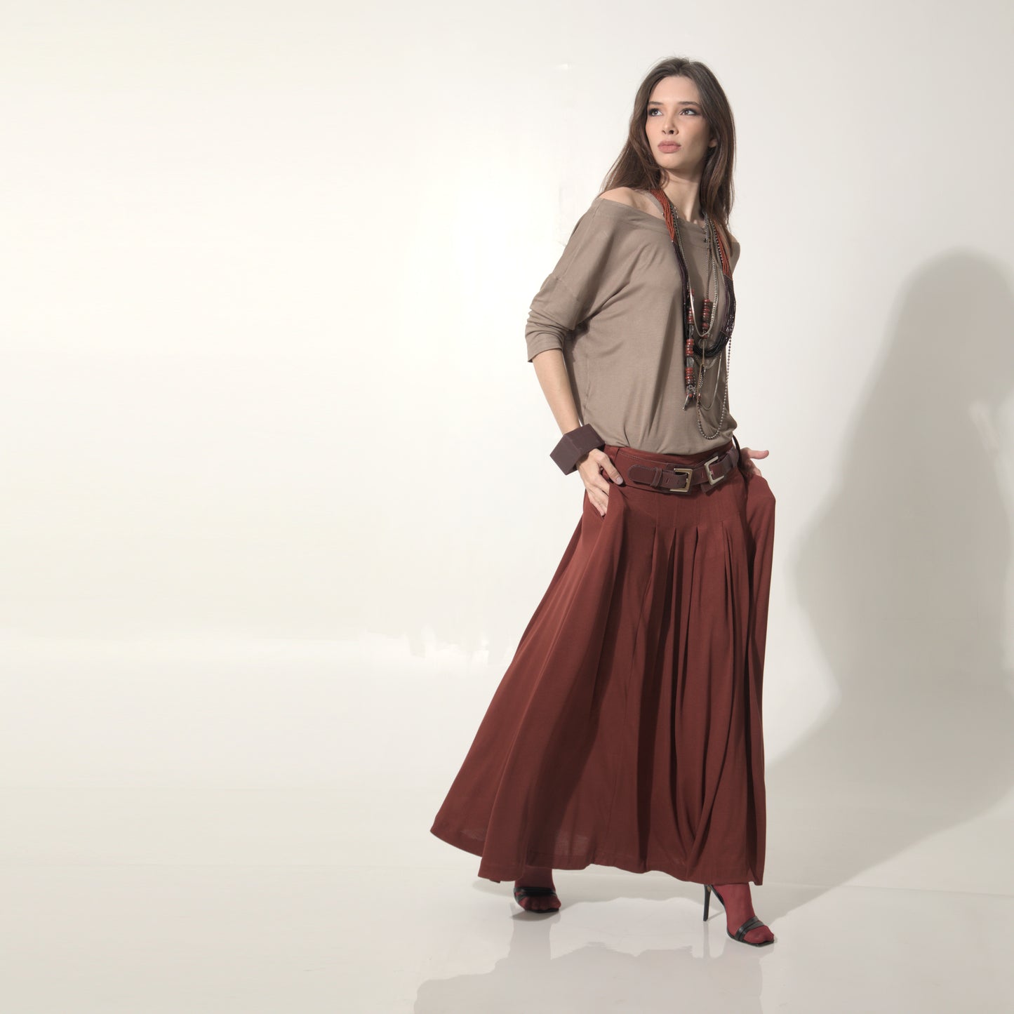 Lyla - Saia maxi de malha com pregas e cinto de couro na cor cabernet