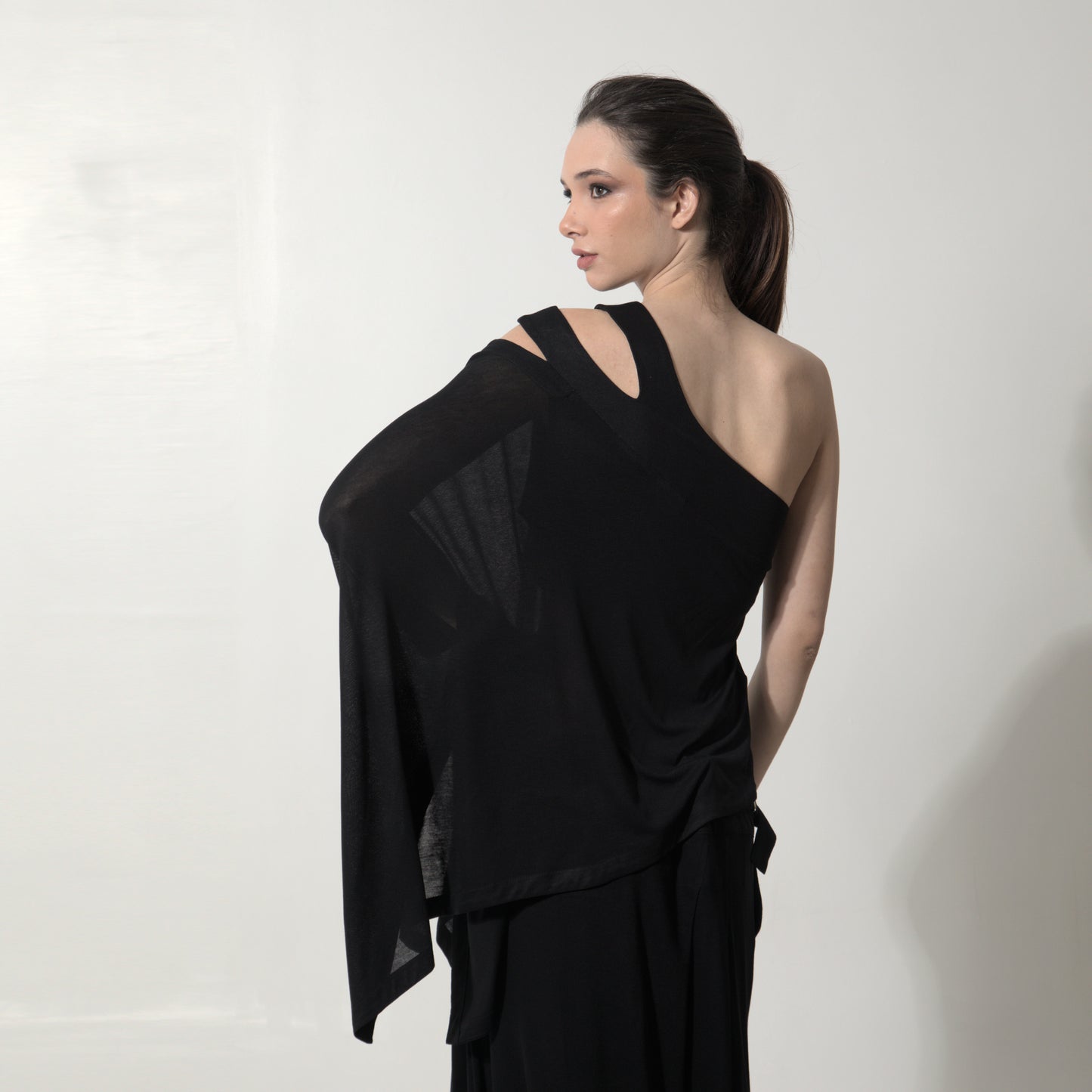 Margot - Blusa assimétrica em malha na cor preta