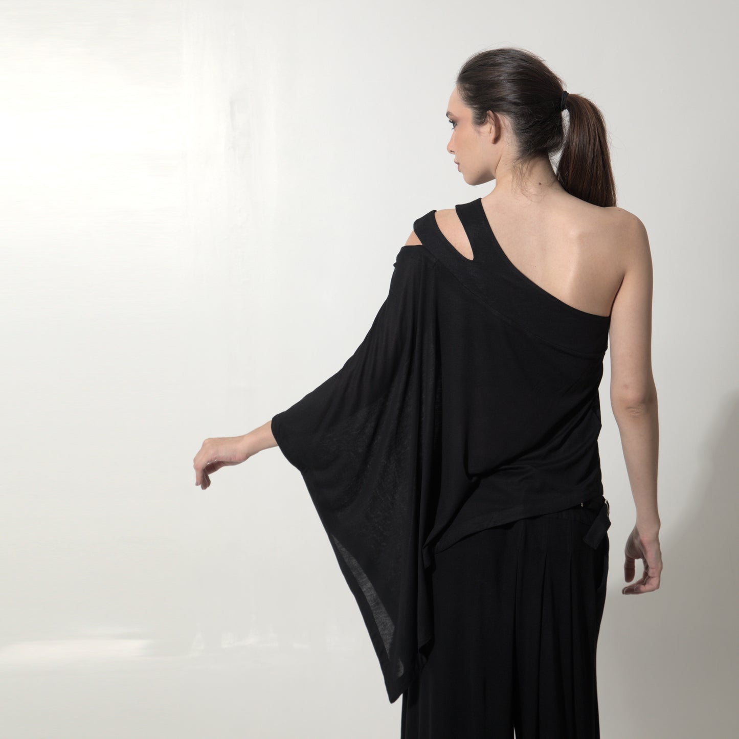 Margot - Blusa assimétrica em malha na cor preta