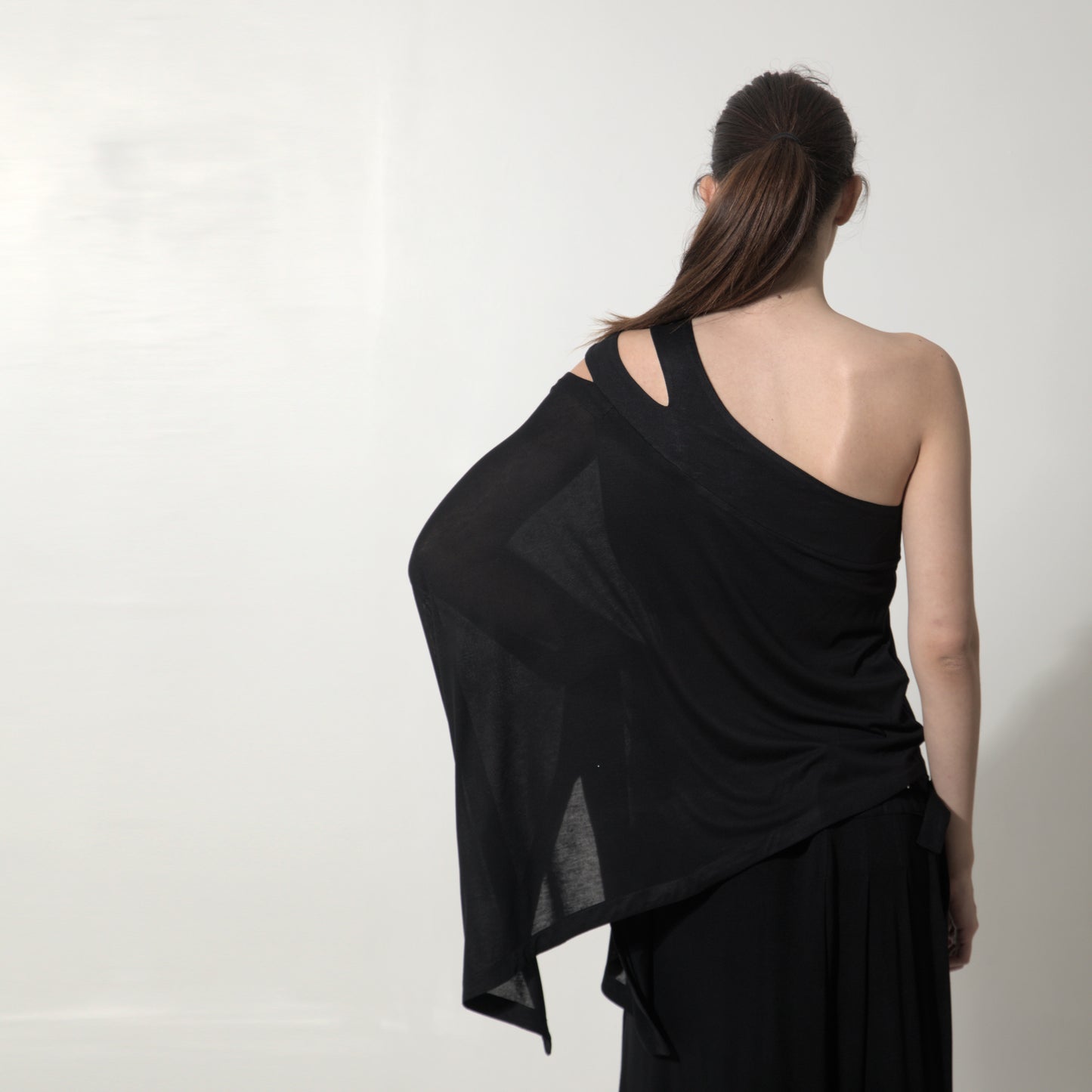 Margot - Blusa assimétrica em malha na cor preta