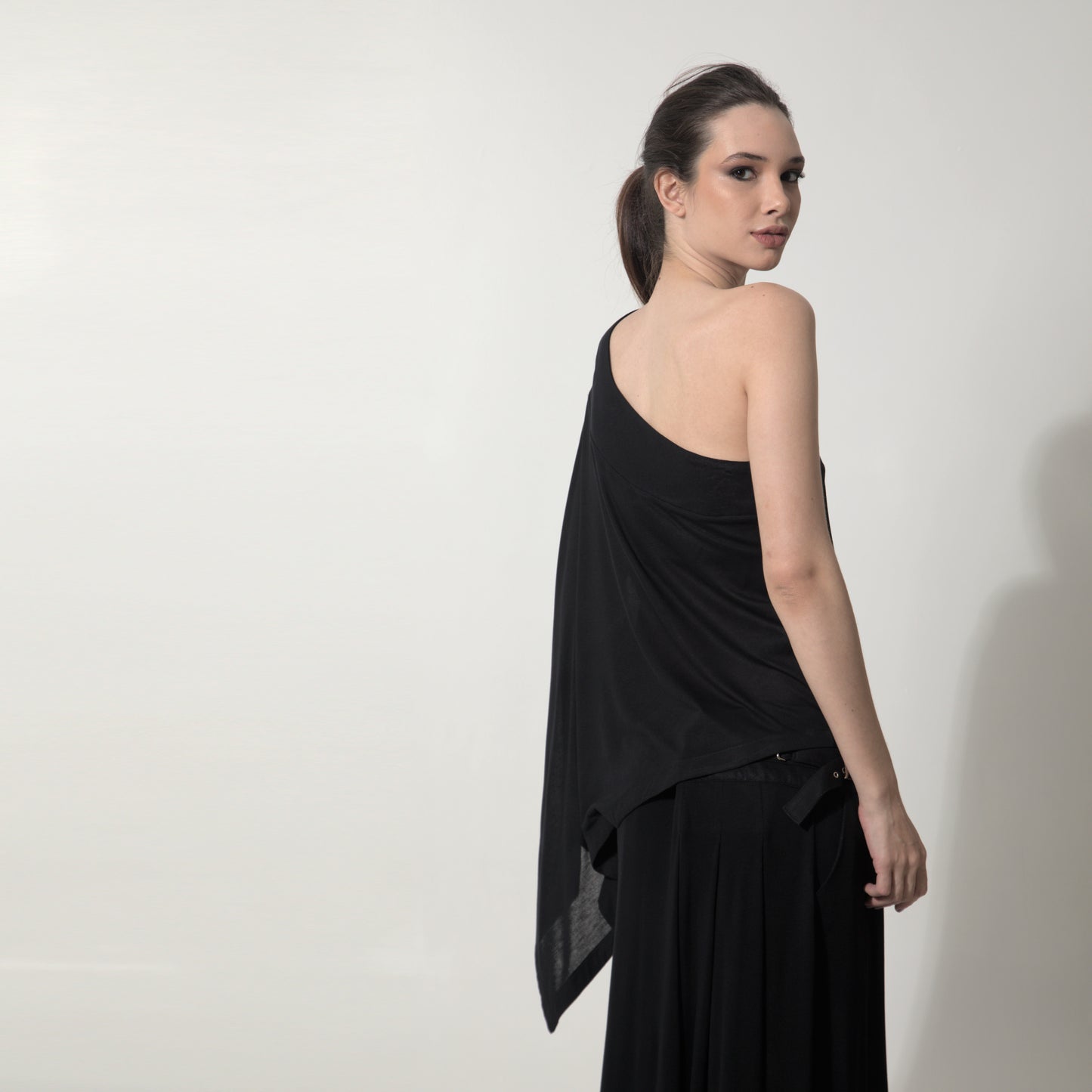Margot - Blusa assimétrica em malha na cor preta