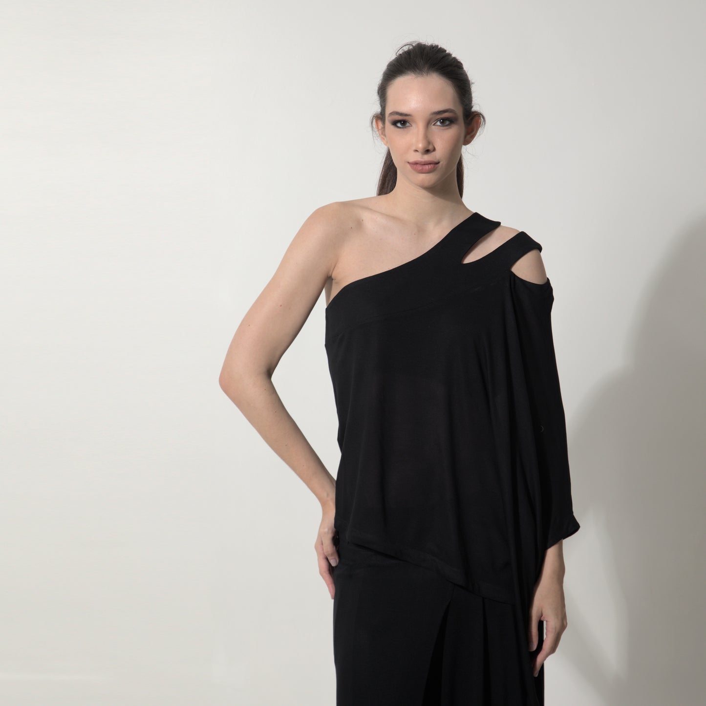 Margot - Blusa assimétrica em malha na cor preta