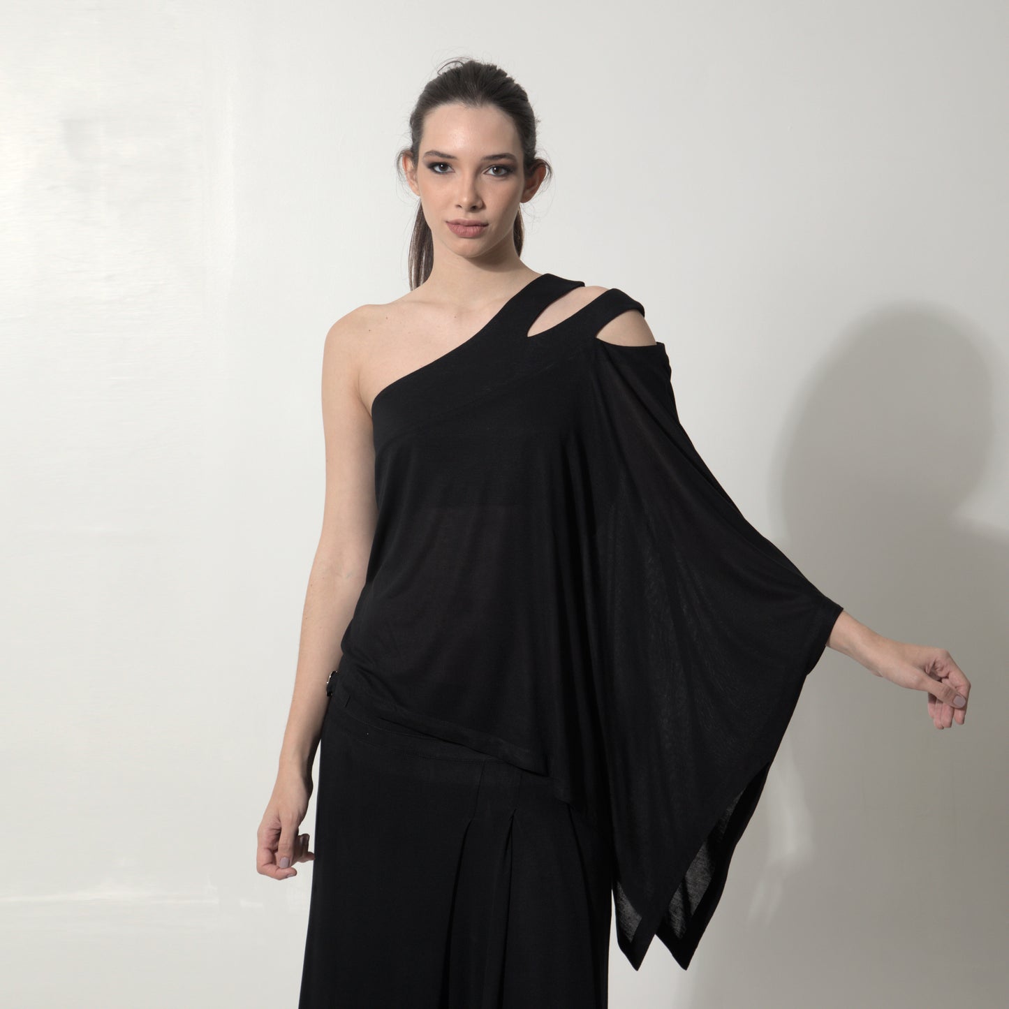 Margot - Blusa assimétrica em malha na cor preta