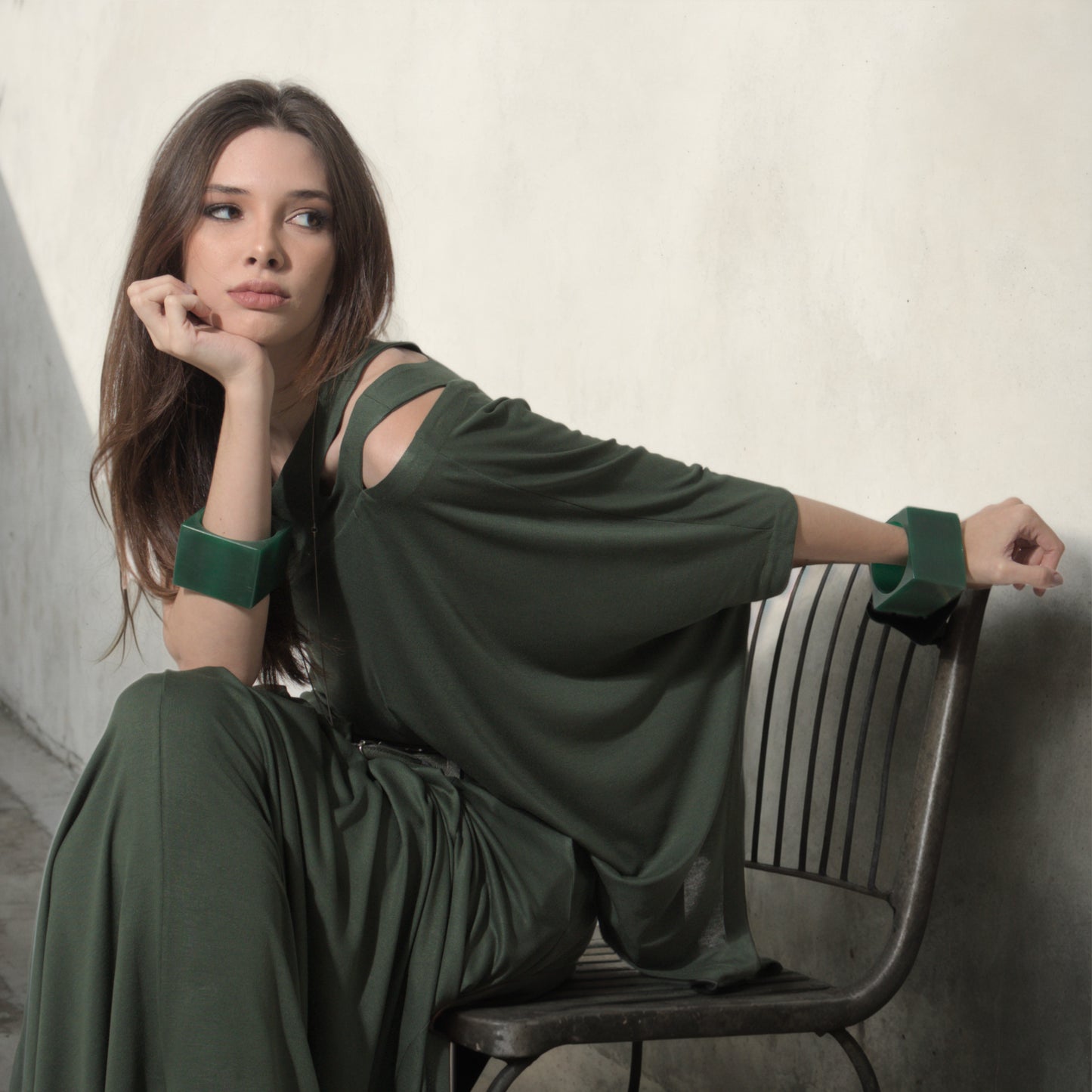 Margot - Blusa assimétrica em malha na cor verde alcaparra