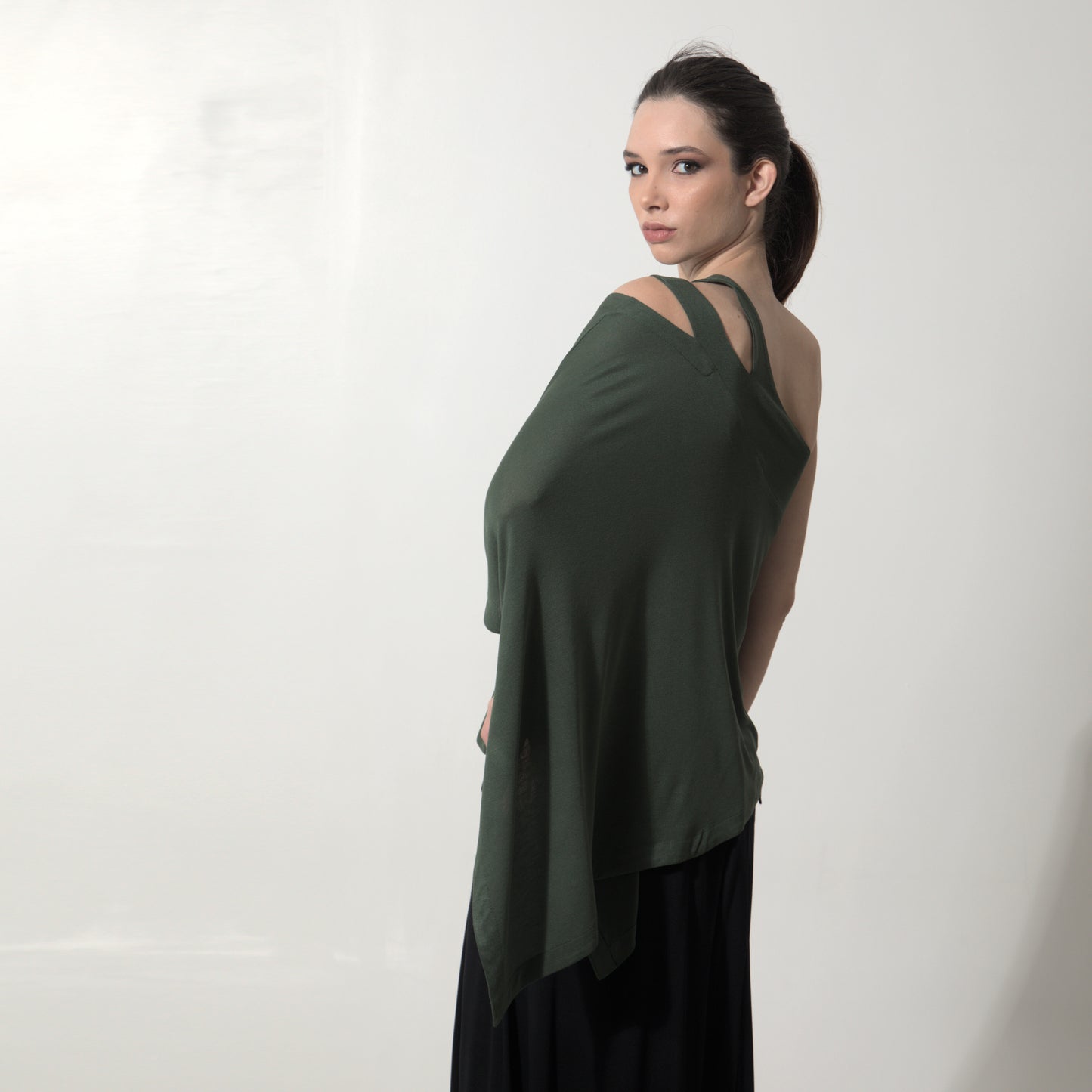 Margot - Blusa assimétrica em malha na cor verde alcaparra