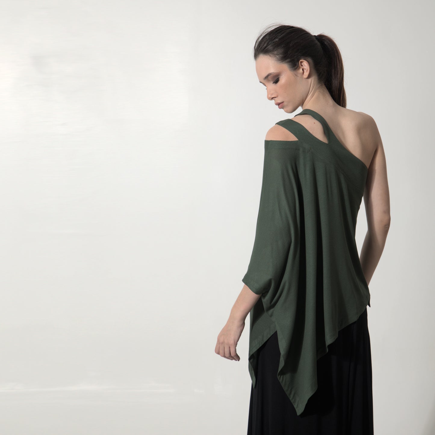 Margot - Blusa assimétrica em malha na cor verde alcaparra