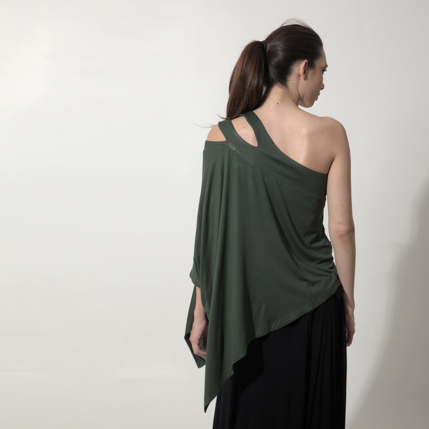 Margot - Blusa assimétrica em malha na cor verde alcaparra