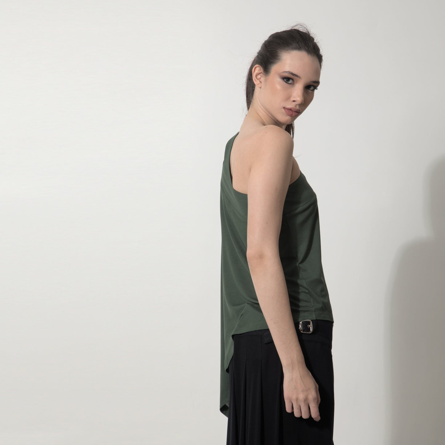 Margot - Blusa assimétrica em malha na cor verde alcaparra