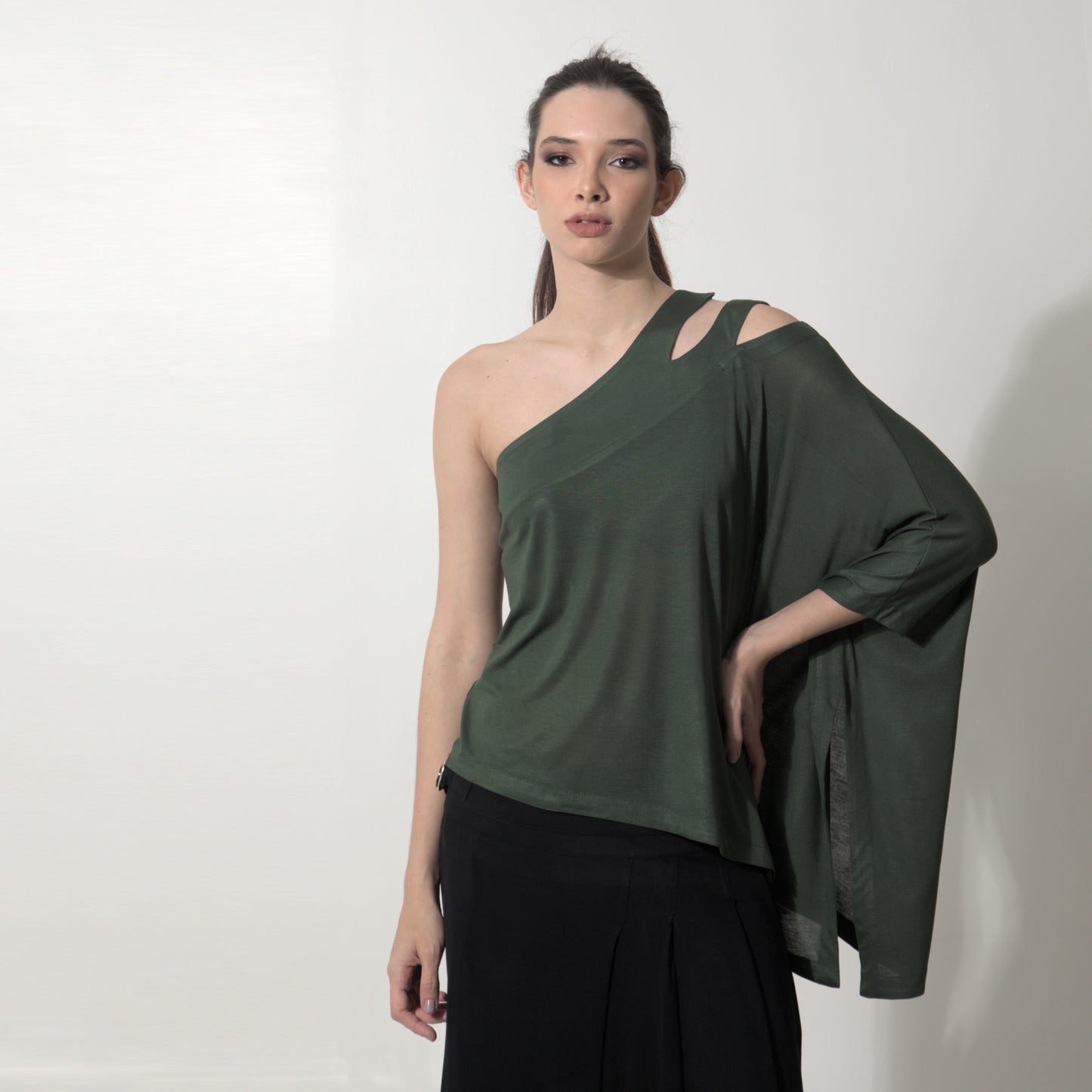 Margot - Blusa assimétrica em malha na cor verde alcaparra