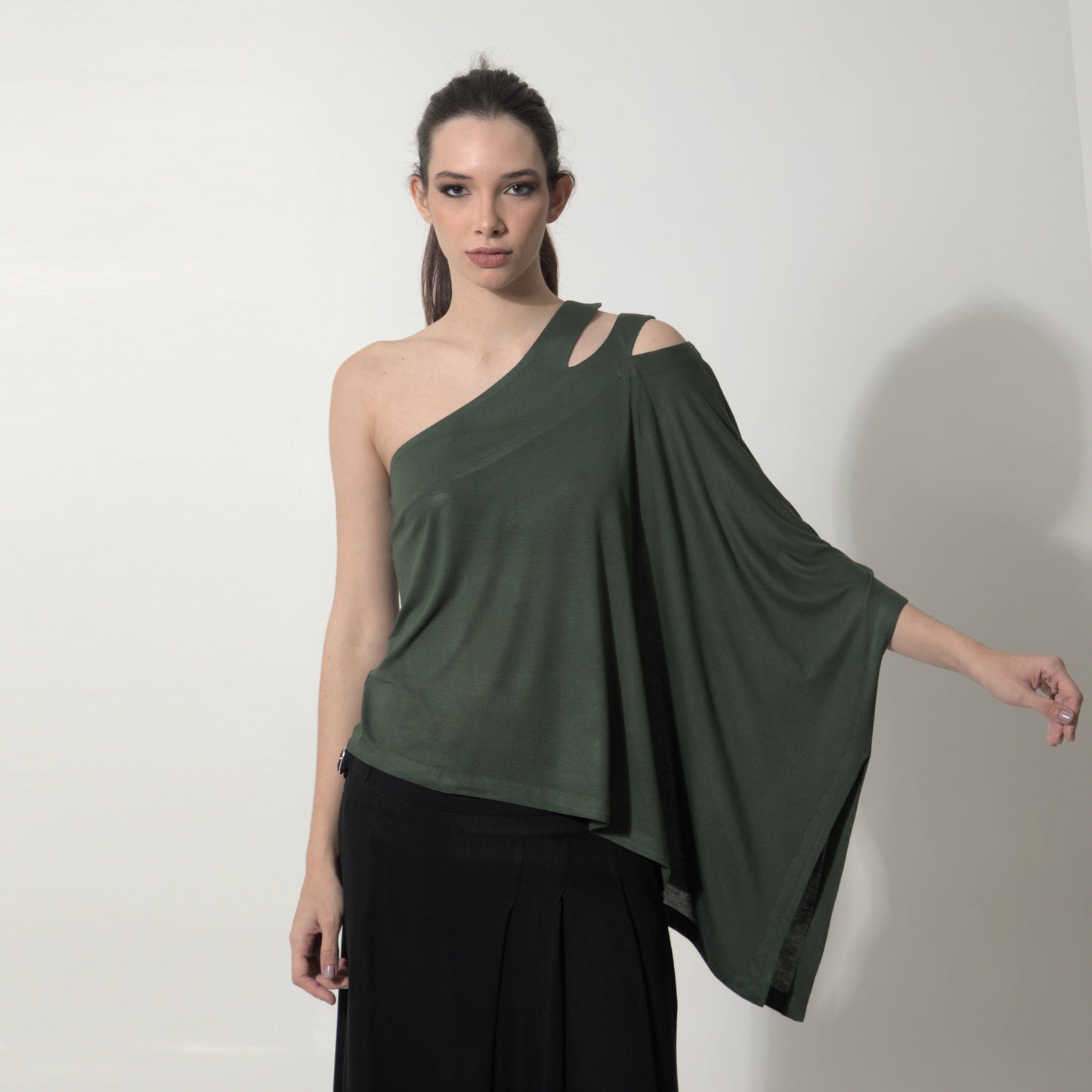 Margot - Blusa assimétrica em malha na cor verde alcaparra