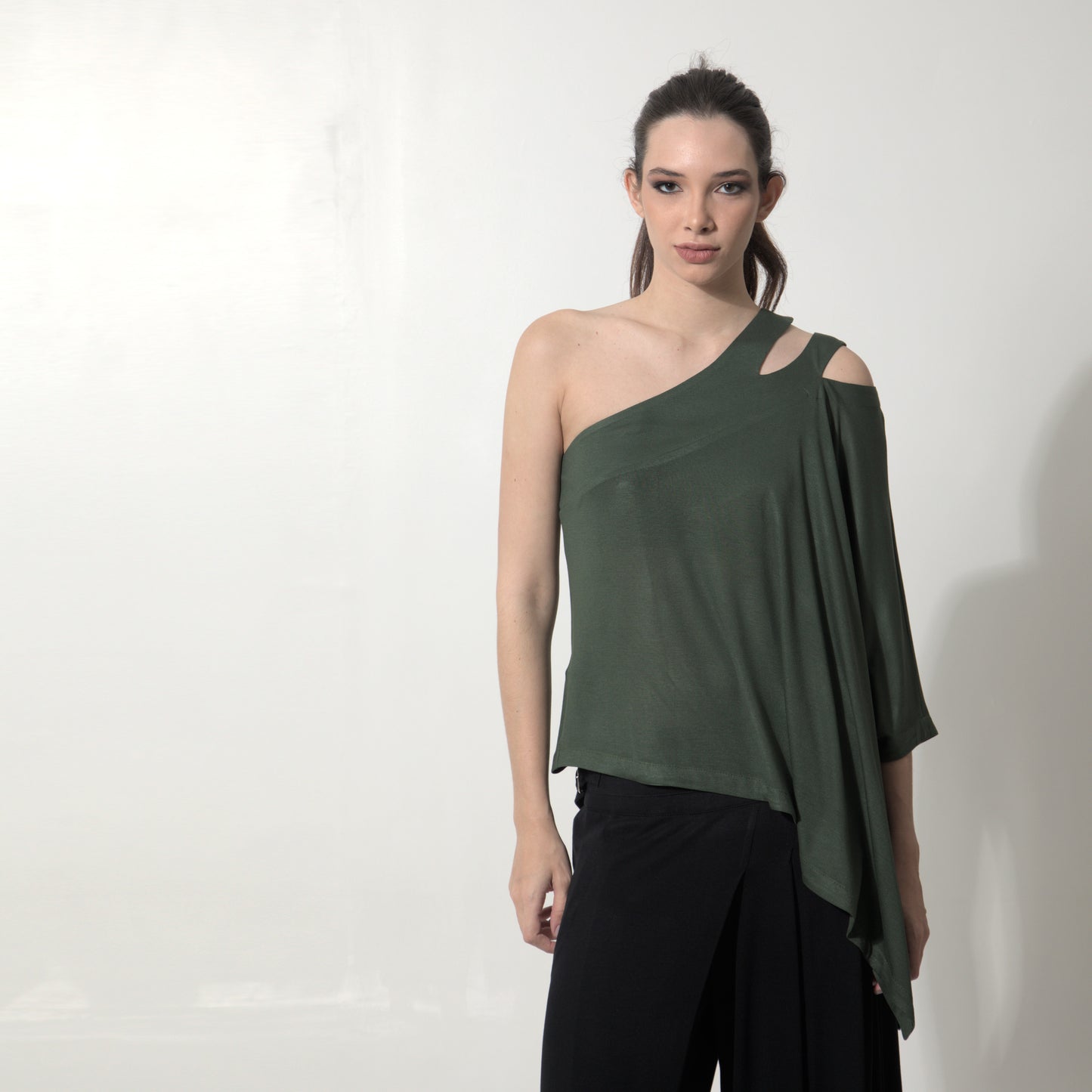 Margot - Blusa assimétrica em malha na cor verde alcaparra