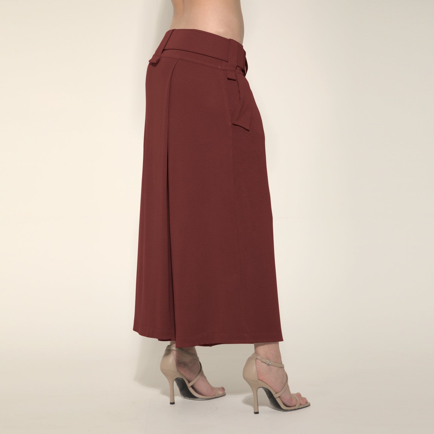 Cleo - Saia-calça de malha com cinto na cor cabernet
