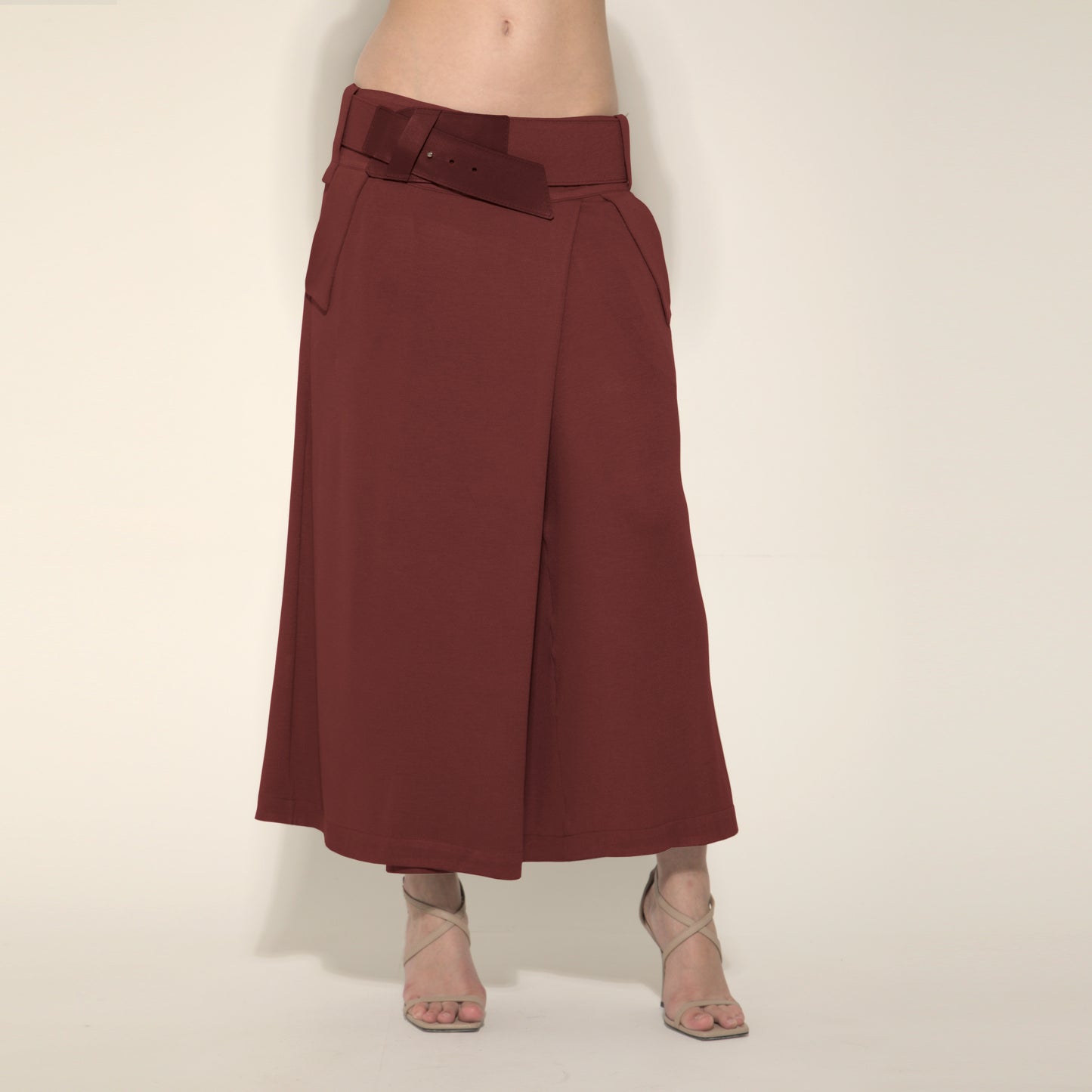 Cleo - Saia-calça de malha com cinto na cor cabernet