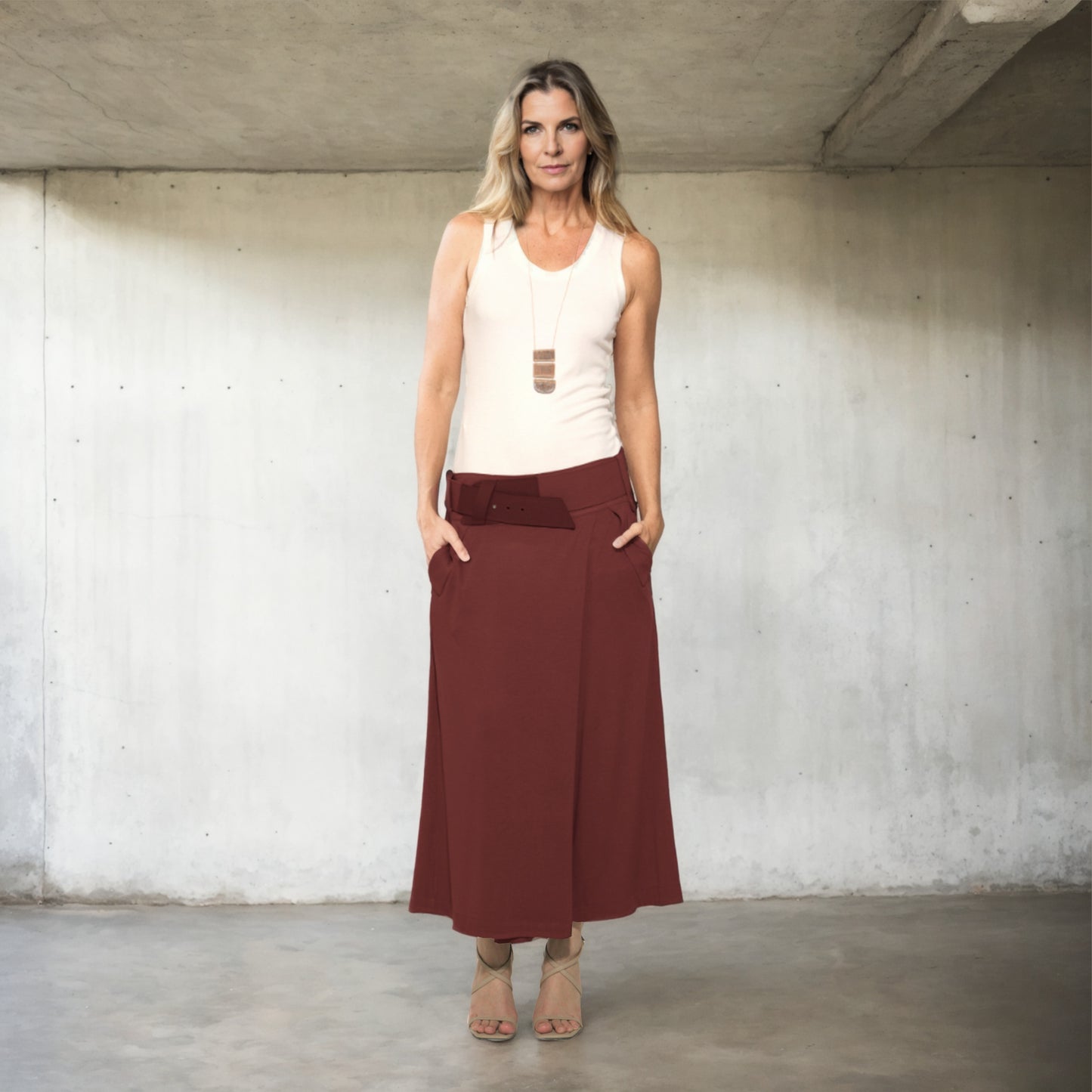 Cleo - Saia-calça de malha com cinto na cor cabernet